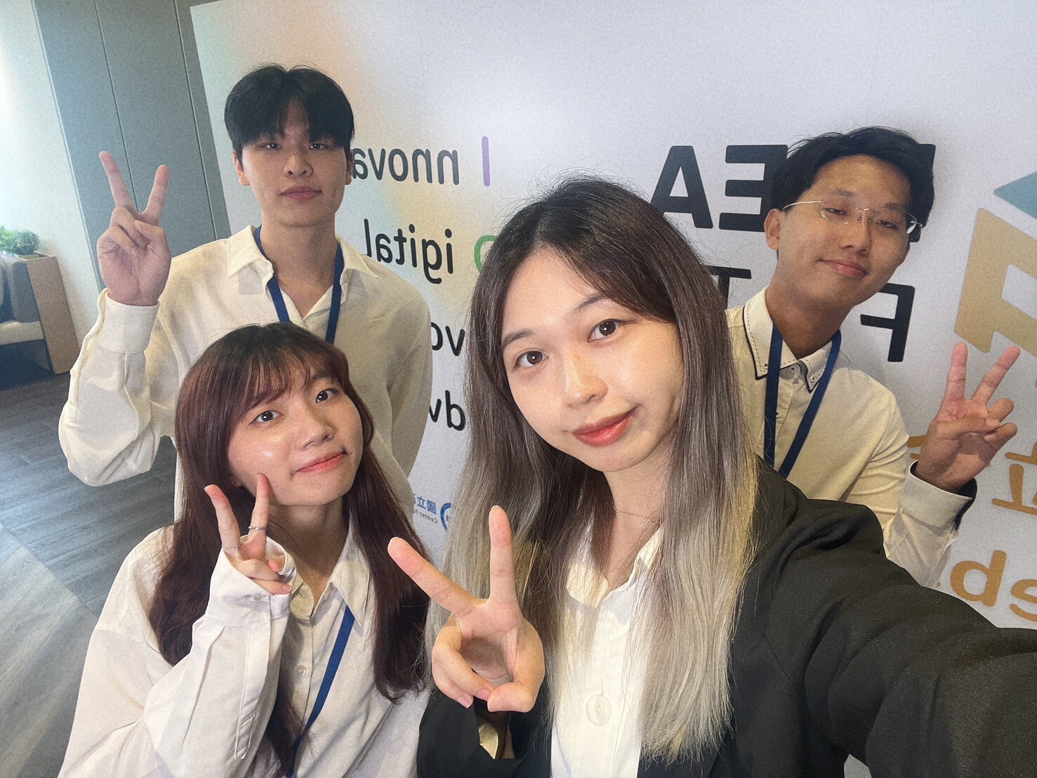 「寶寶沒關係」現團隊成員包括臺科大資訊工程系二年級學生王鈺晴(前排右)、資訊工程系三年級的楊鈞安(後排右)、北商大財金系四年級王皓萱(前排左)與臺科大資訊工程系學分班學生林廷胤(後排左)。