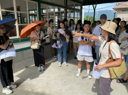 Dr. Wang Zhen-Shan provided an exposition on the architectural heritage of the old Guanshan Railway Station to the participants of the international workshop.