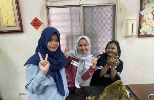 A group photo of Indonesian students from the Department of Industrial Management at Taiwan Tech was taken while learning to make zongzi.