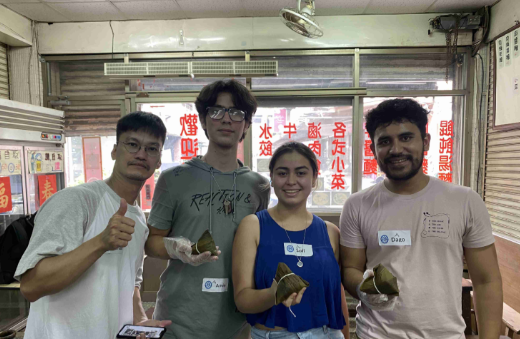 A group photo of international students from the Department of Industrial Management at Taiwan Tech was taken after learning to make zongzi.