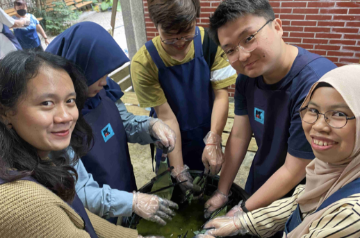 International students in the Department of Industrial Management at Taiwan Tech engaged in learning activities related to indigo dyeing.