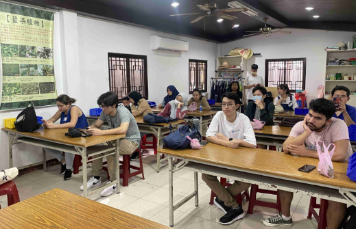 International students from the Department of Industrial Management at Taiwan Tech learning about indigo dyeing.