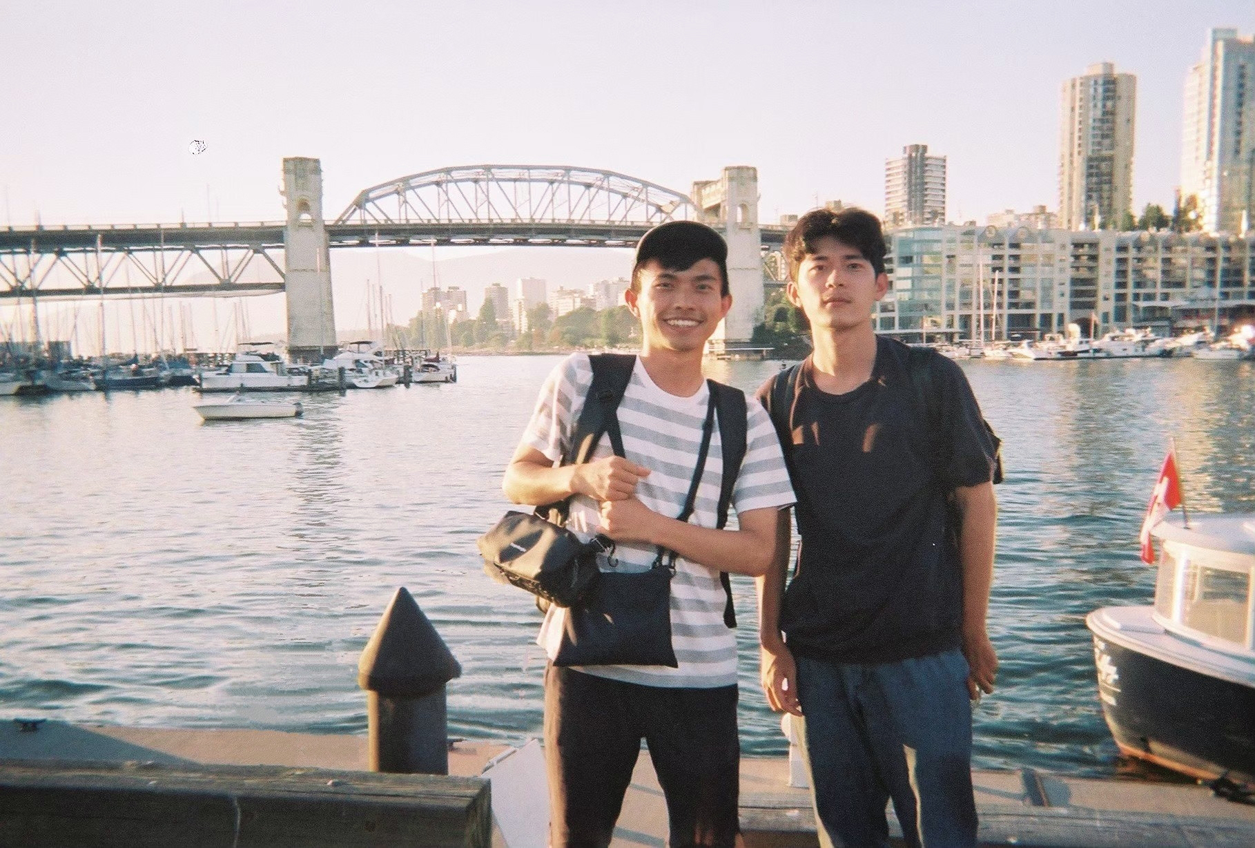 臺科大設計系碩二同學徐世謙(左)與謝宗宜(右)於溫哥華合影。