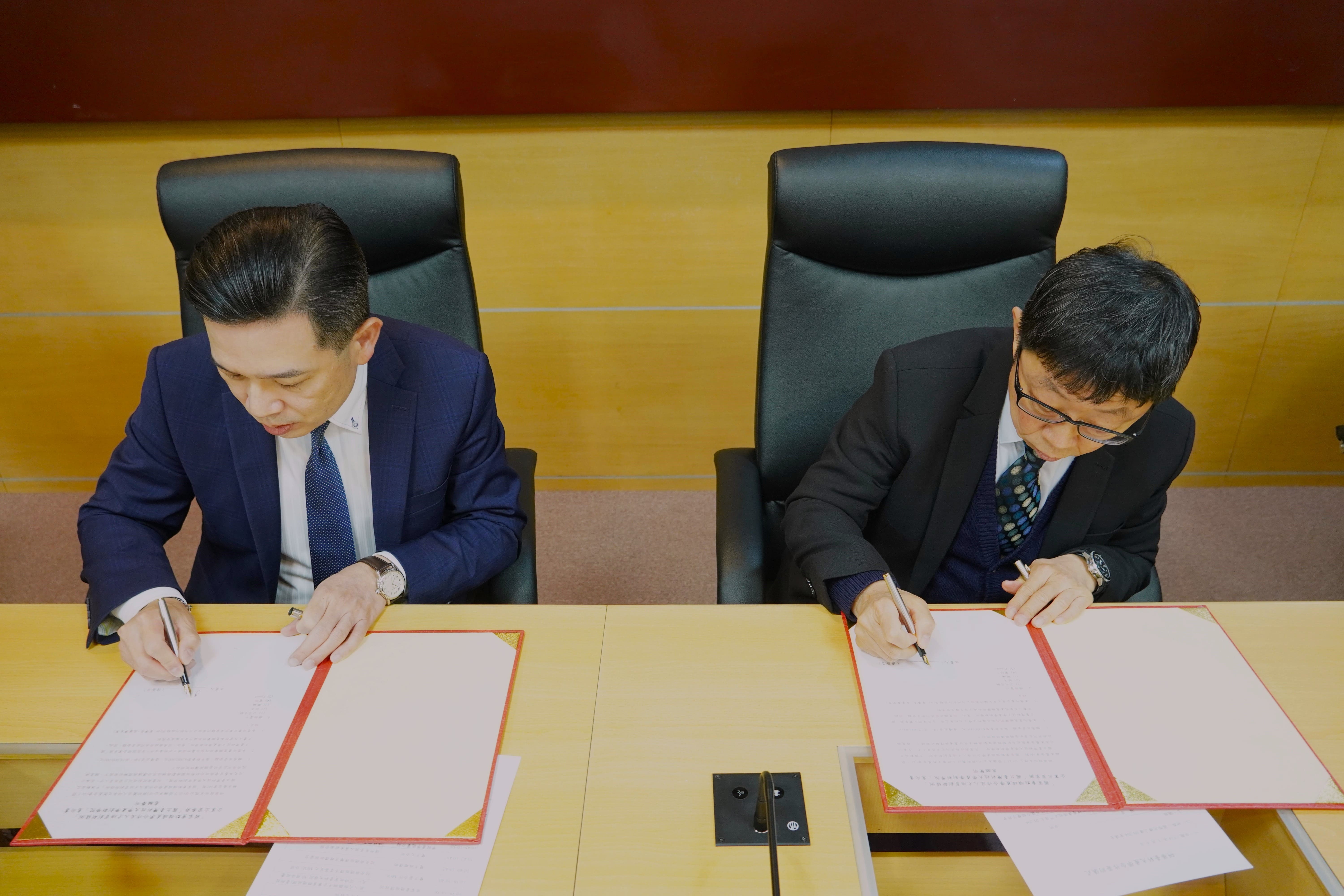 產學合作協議由臺科大顏家鈺校長(右)與研華嵌入式事業群張家豪總經理(左)共同簽署。