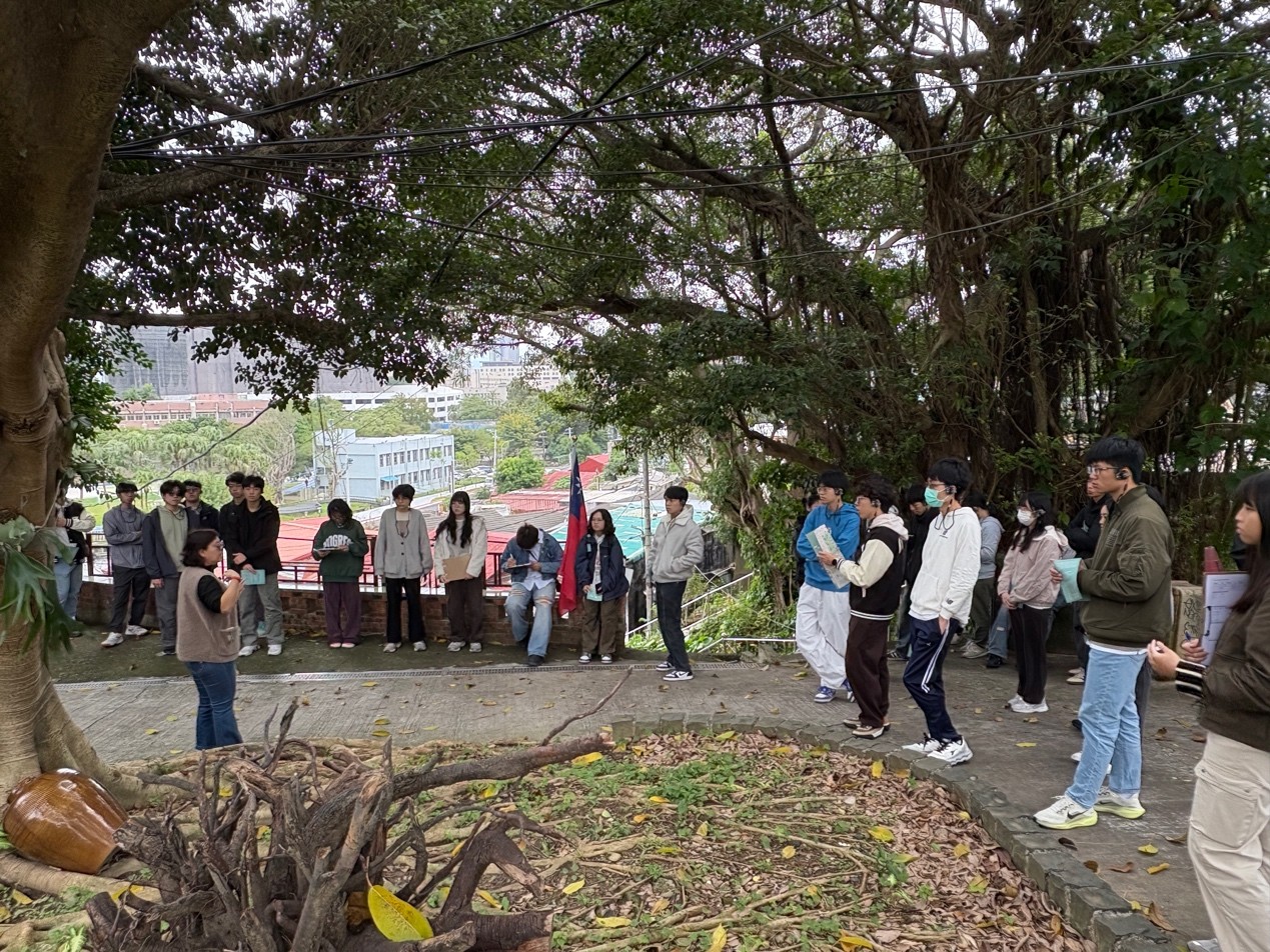 臺科大通識課程走入蟾蜍山煥民新村,以地方場域作為實作學習的一環。(照片由臺科大通識教育中心提供)