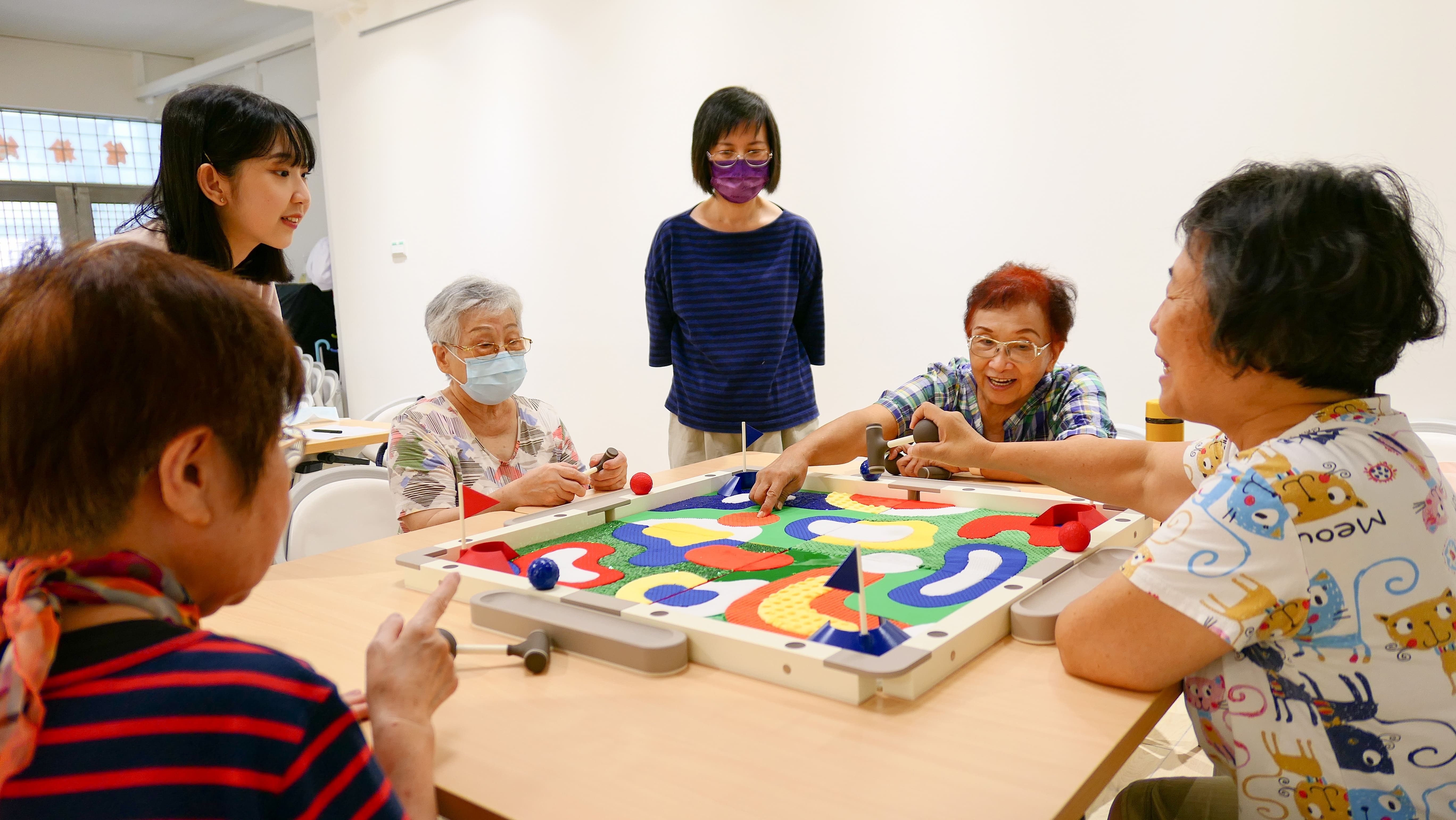 透過擊球遊玩與競爭,讓長輩開心地鍛鍊、學習,也享受玩樂當下!