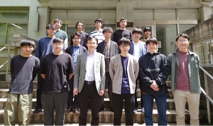 邱振鈞在日本京都大學能源科學研究科進行「鋁合金之拉伸壓縮非對稱性」研究。圖為邱振鈞(前排左2)與日本研究室指導教授Takayuki Hama(前排左3)及實驗室研究夥伴合影。