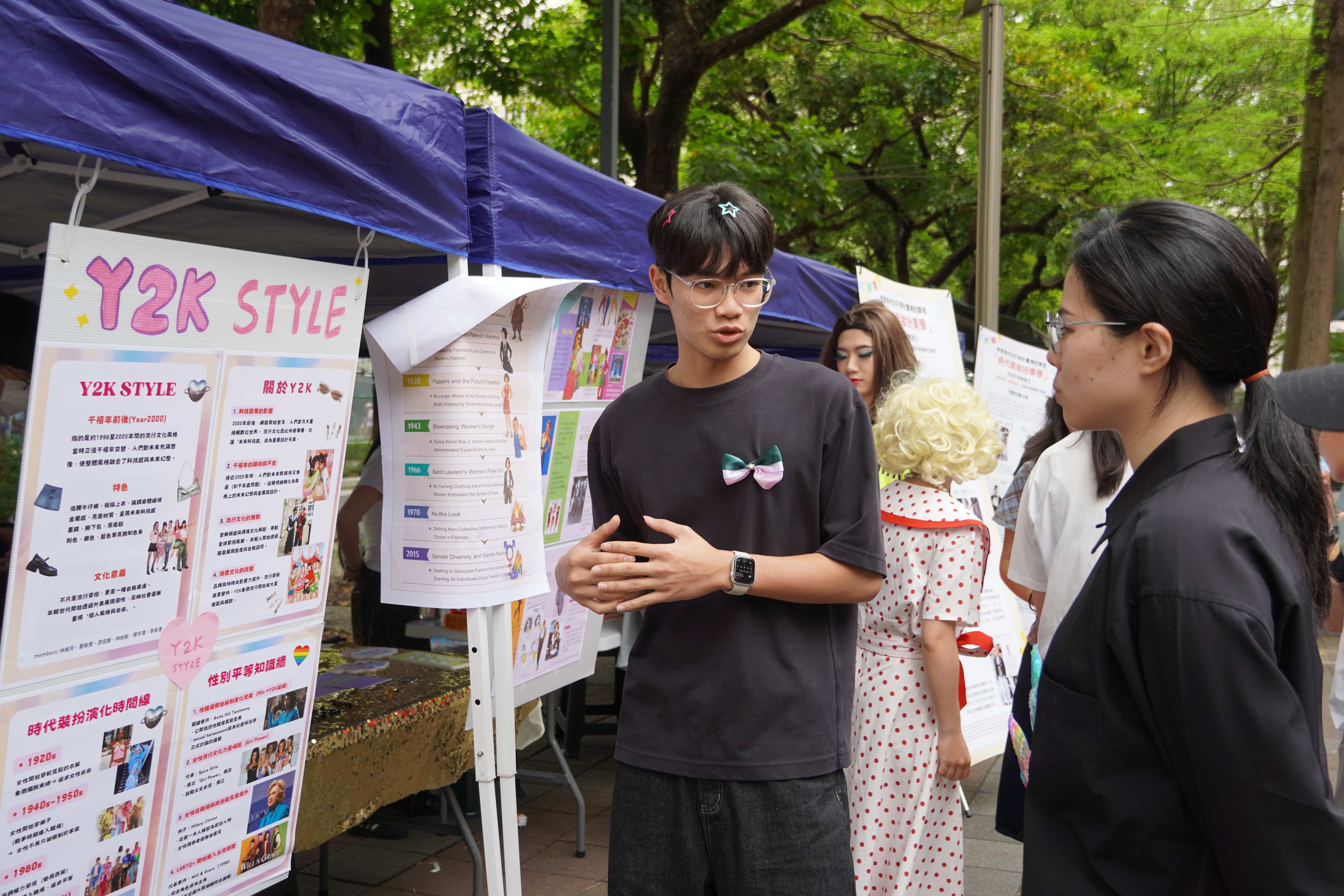 修課同學正在介紹不同時期的女性主義運動與妝扮風格。