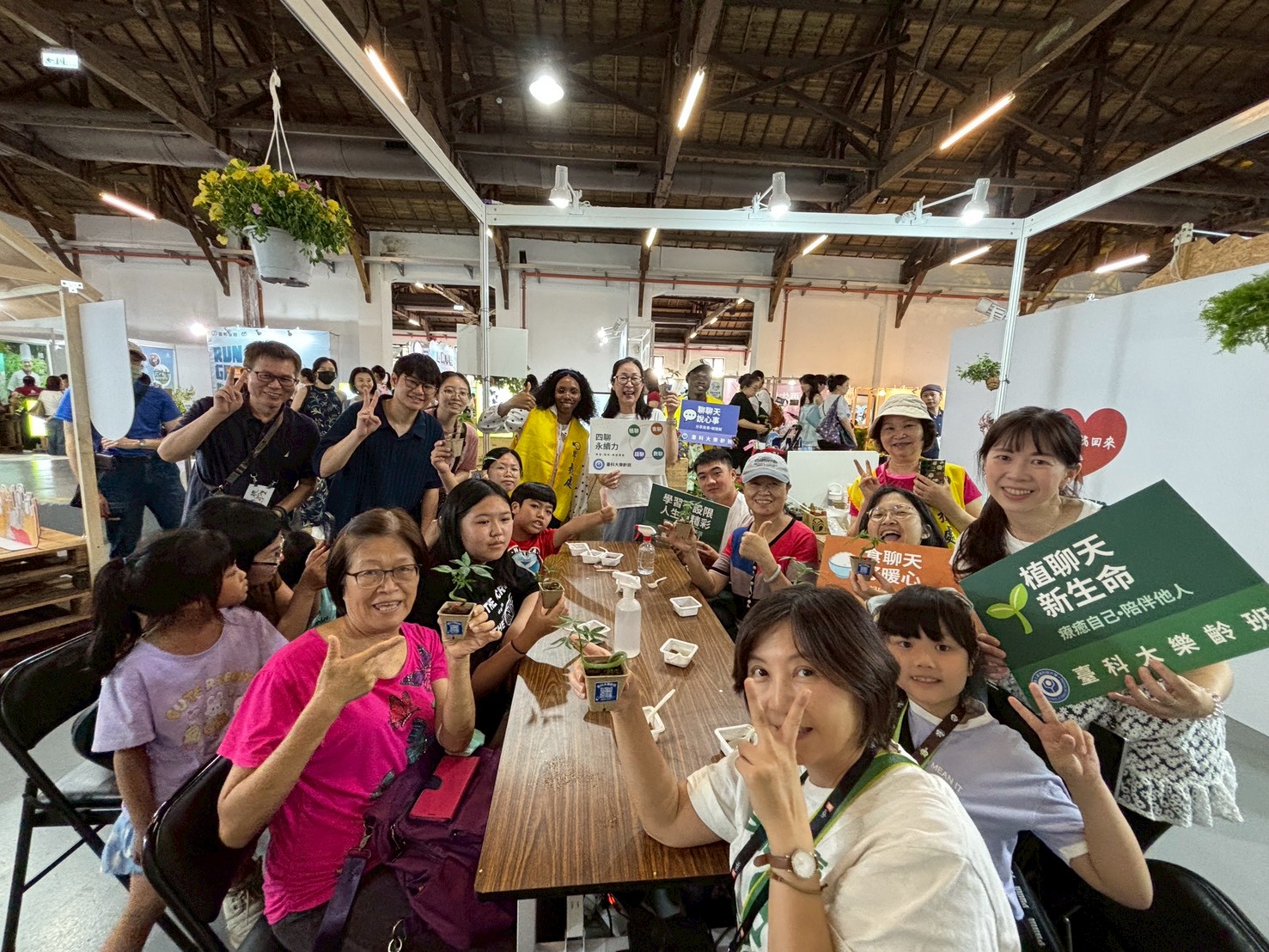 參與民眾熱情展示自己的作品