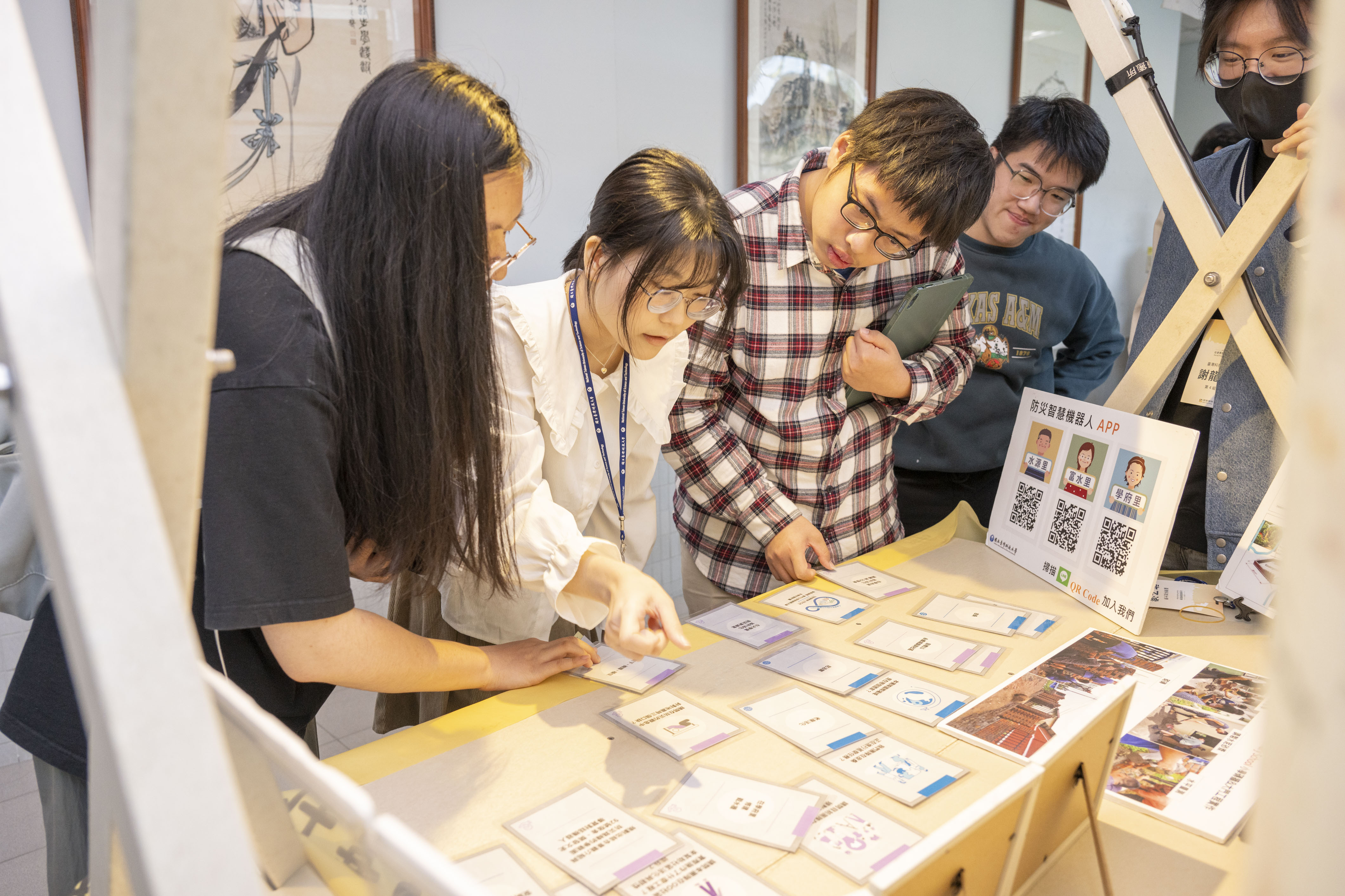 「城南與無限大學永續共築」,同學們以工程設計思考探索公館防災議題,結合智慧技術實踐SDGs 11目標。
