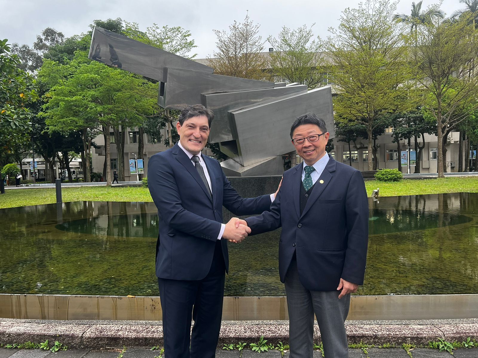 校長顏家鈺與巴西南大河大學校長瑞契(Gelson Rech)合影