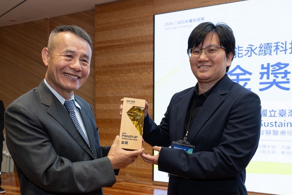 明緯科技董事長鄭志得(左)親自頒發最高榮譽金獎予林儀佳老師(右),肯 定其帶領臺科大團隊成功整合智慧醫療、緊急救護與永續能源技術,展現卓越 創新研發實力。
