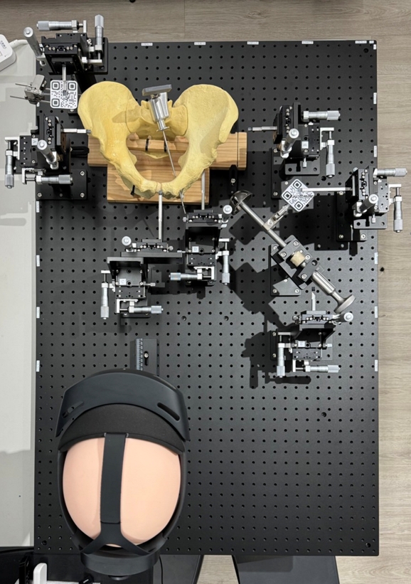 系統透過人體骨骼模型(sawbone)在實驗室模擬測試,並依照實際手術流程進行驗證,確保系統精準度符合臨床需求。