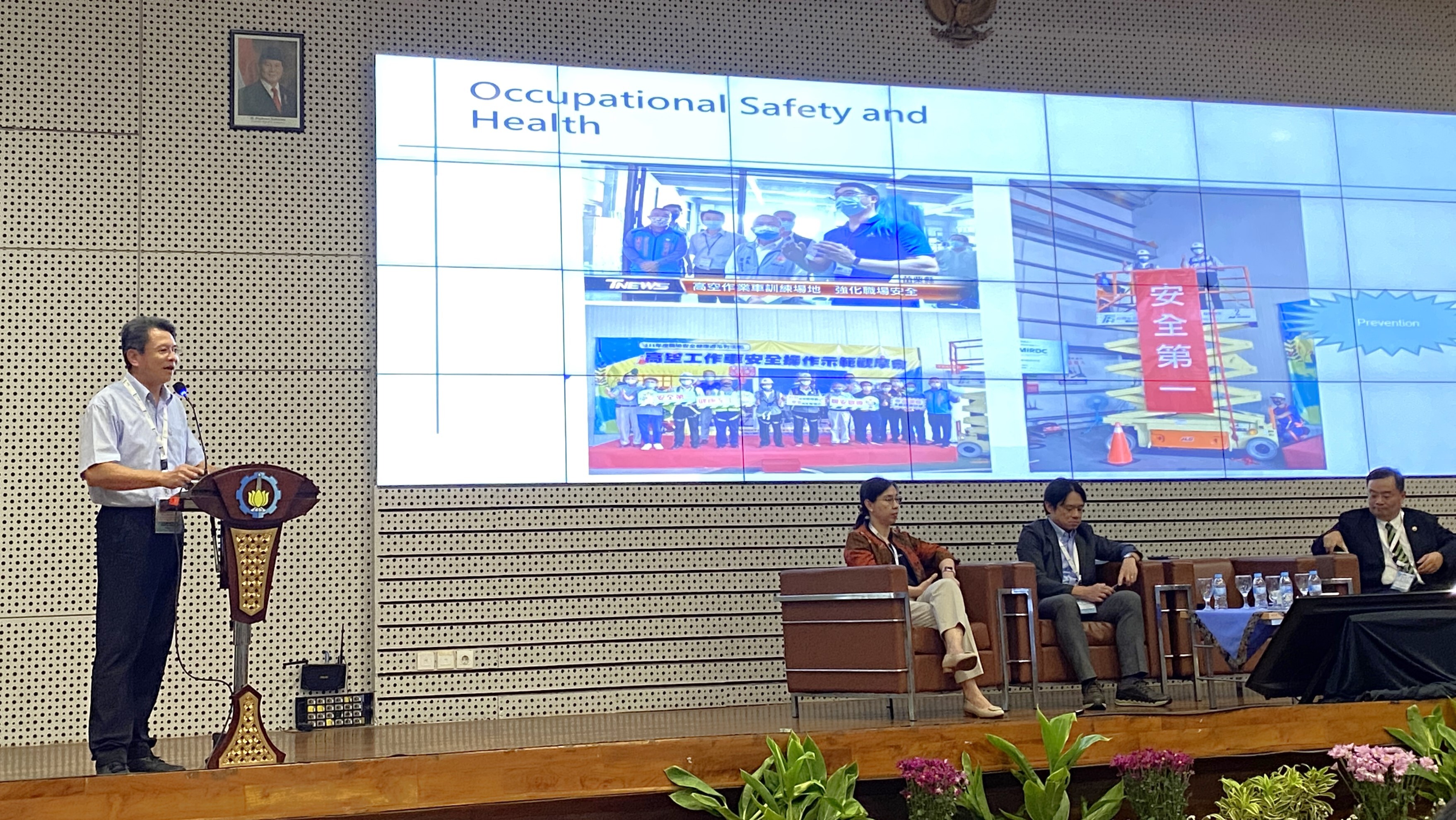 國立中央大學工學院副院長陳介豪介紹「智慧營建與減碳」，透過人工智慧強化鋼構件製程與智慧塗裝系統，提升效率並降低排放。