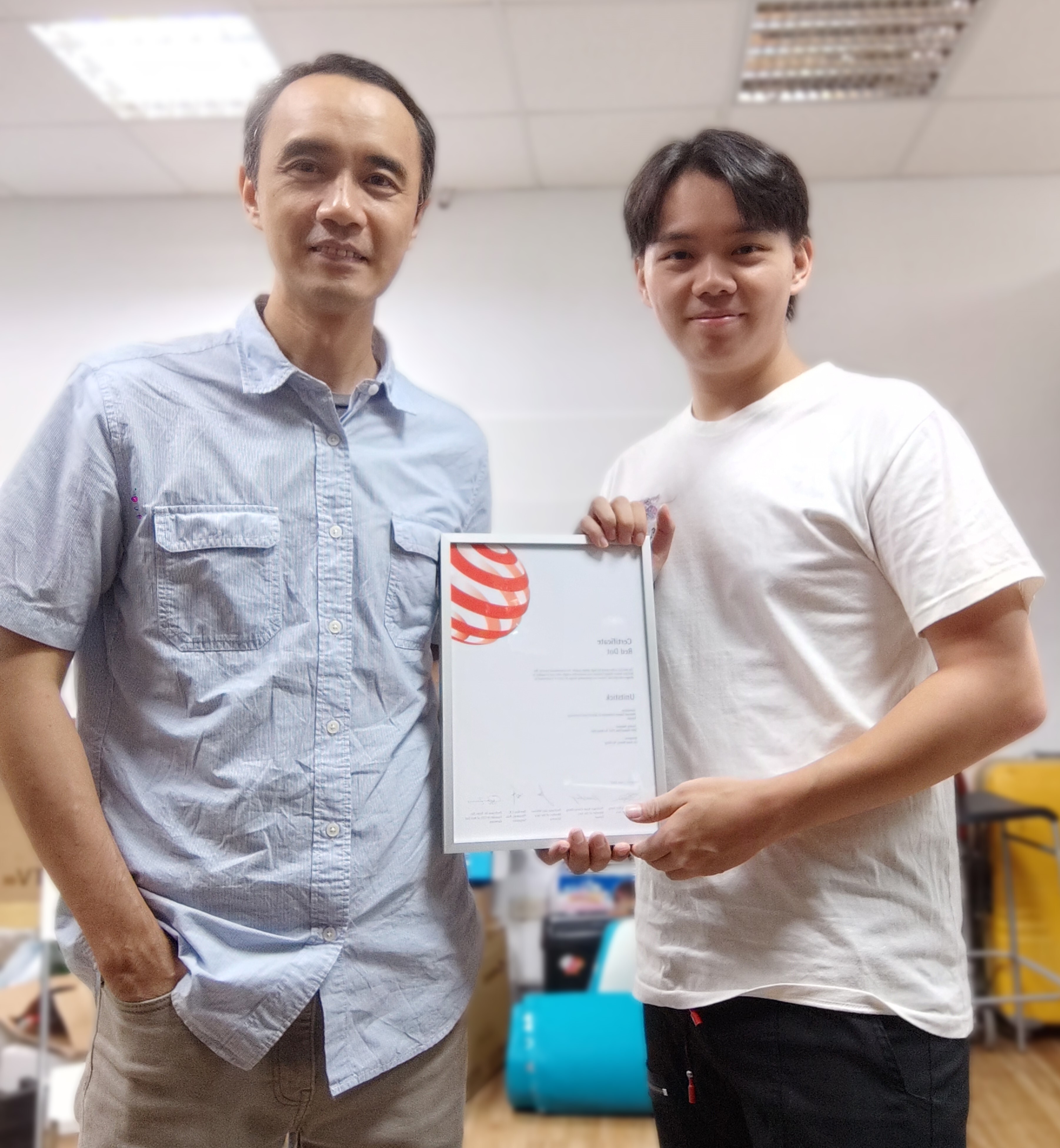 游晴、林容陞作品「虛擬實境百變搖桿(Unitstick)」獲得紅點設計概念獎。右起:林容陞、指導老師余能豪。