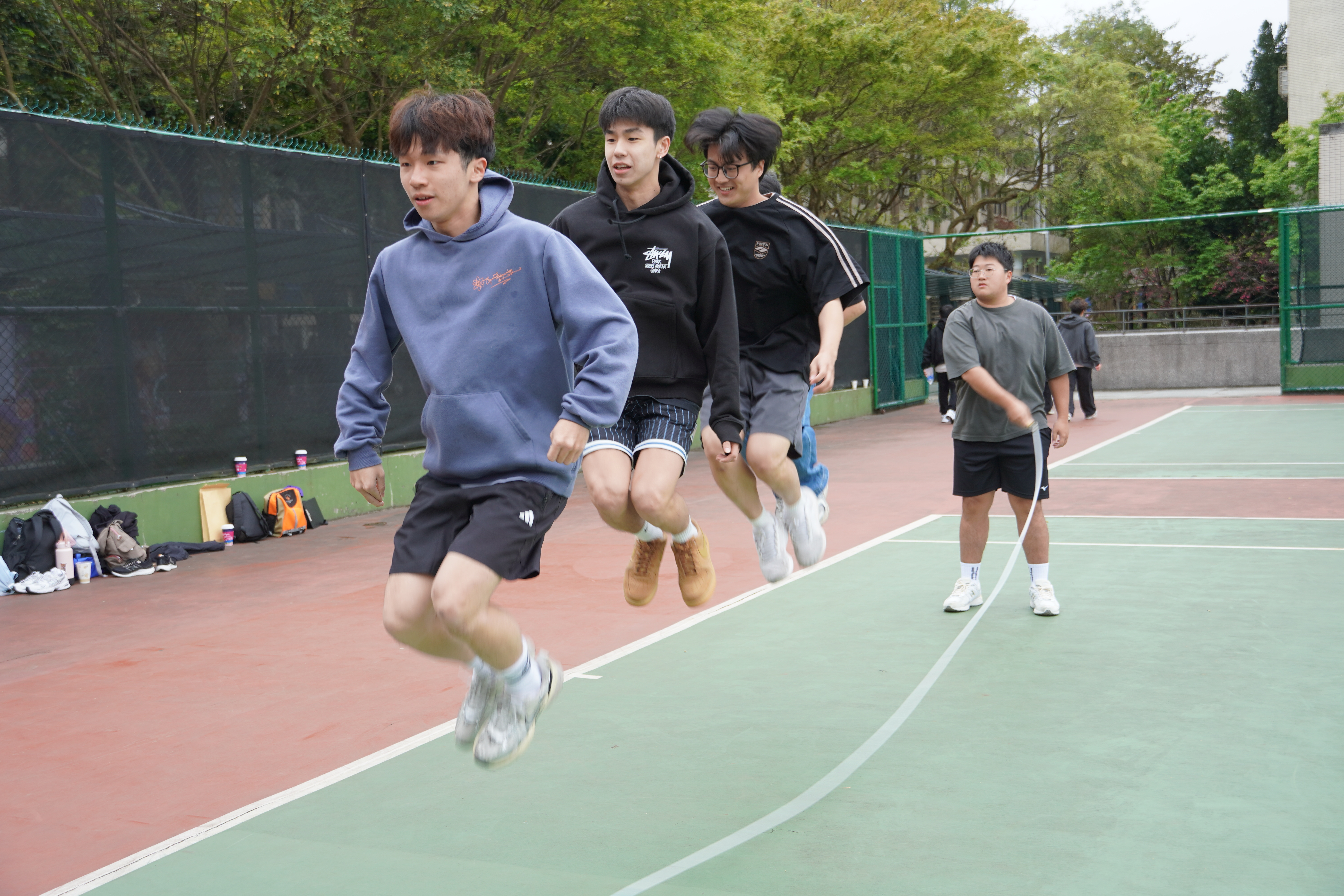 運動會中特別舉辦趣味競賽「跳繩齊心賽」，考驗隊員間的團隊默契、肢體協調與肌耐力。