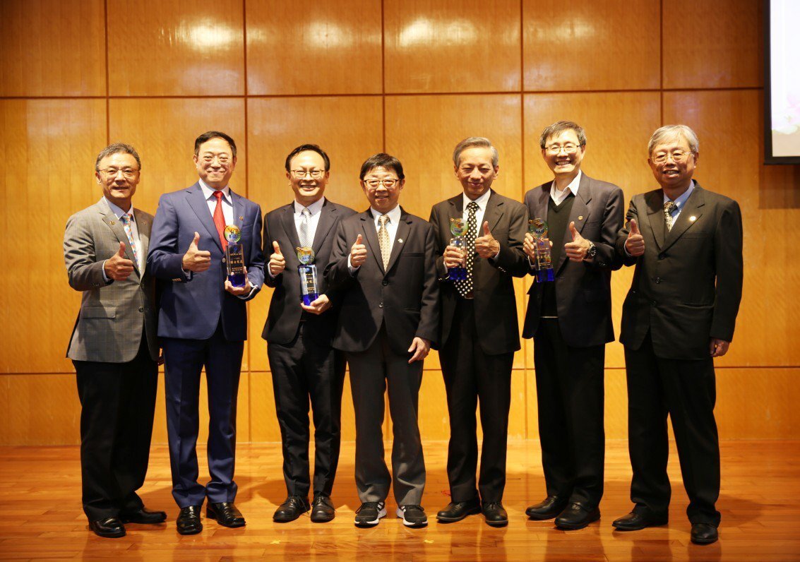 臺科大112年度傑出校友表揚典禮現場,傑出校友聯誼會會長李柯柱(左起)、獲獎校友張恩傑、周祖誠、校長顏家鈺、獲獎校友魏榮宗、許先越與校友總會理事長陳劍威合影。