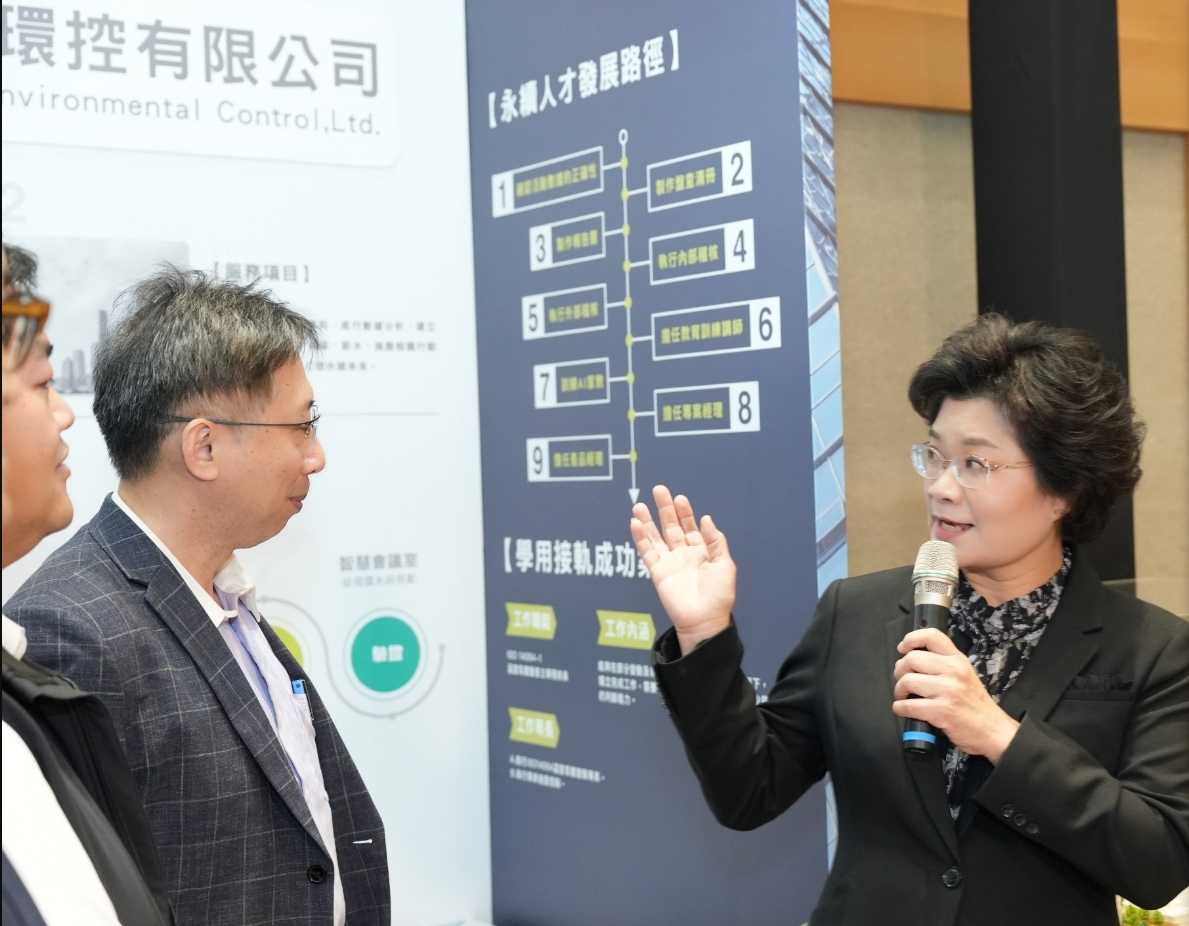 臺科大推廣教育中心執行長周春芳解說永續人才職業發展藍圖。