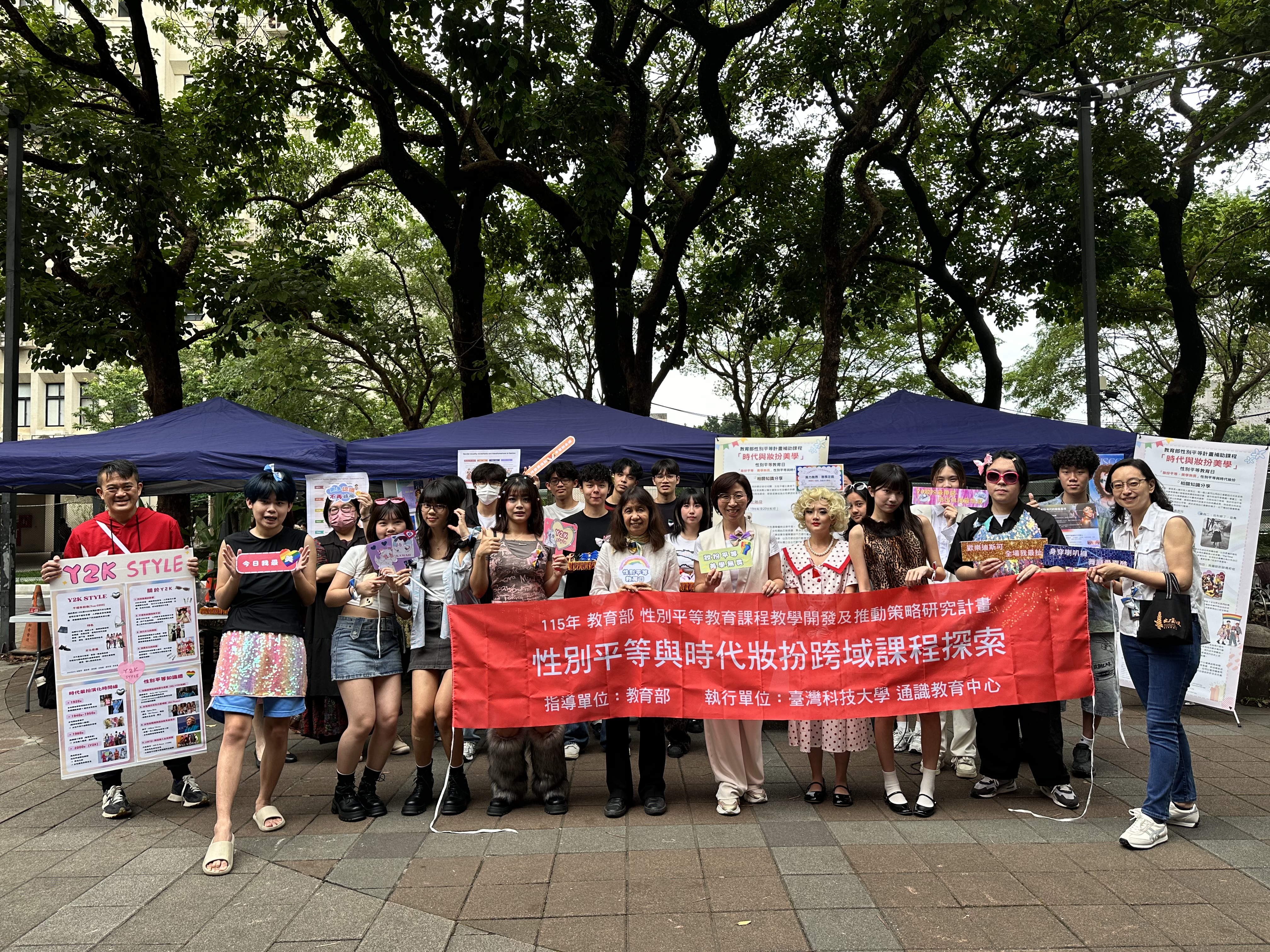 全體修課同學與學務長王惠君(前排右6)及授課老師石美芳(前排右5)合影。