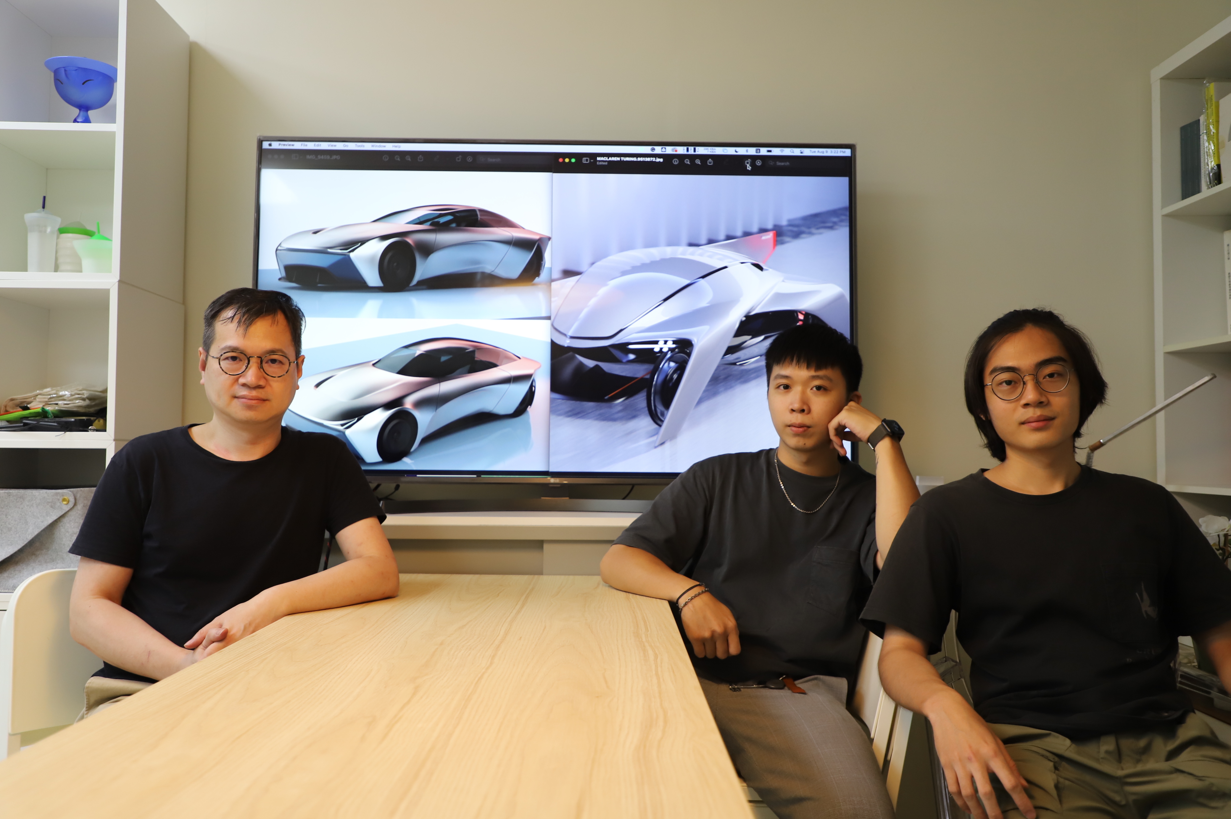 臺科大設計所林御誠(中)、設計系賴彥亘同學(右),從小熱愛汽機車,兩人將興趣結合設計,在臺科大設計系林銘煌教授(左)指導下,發表許多汽機車作品。