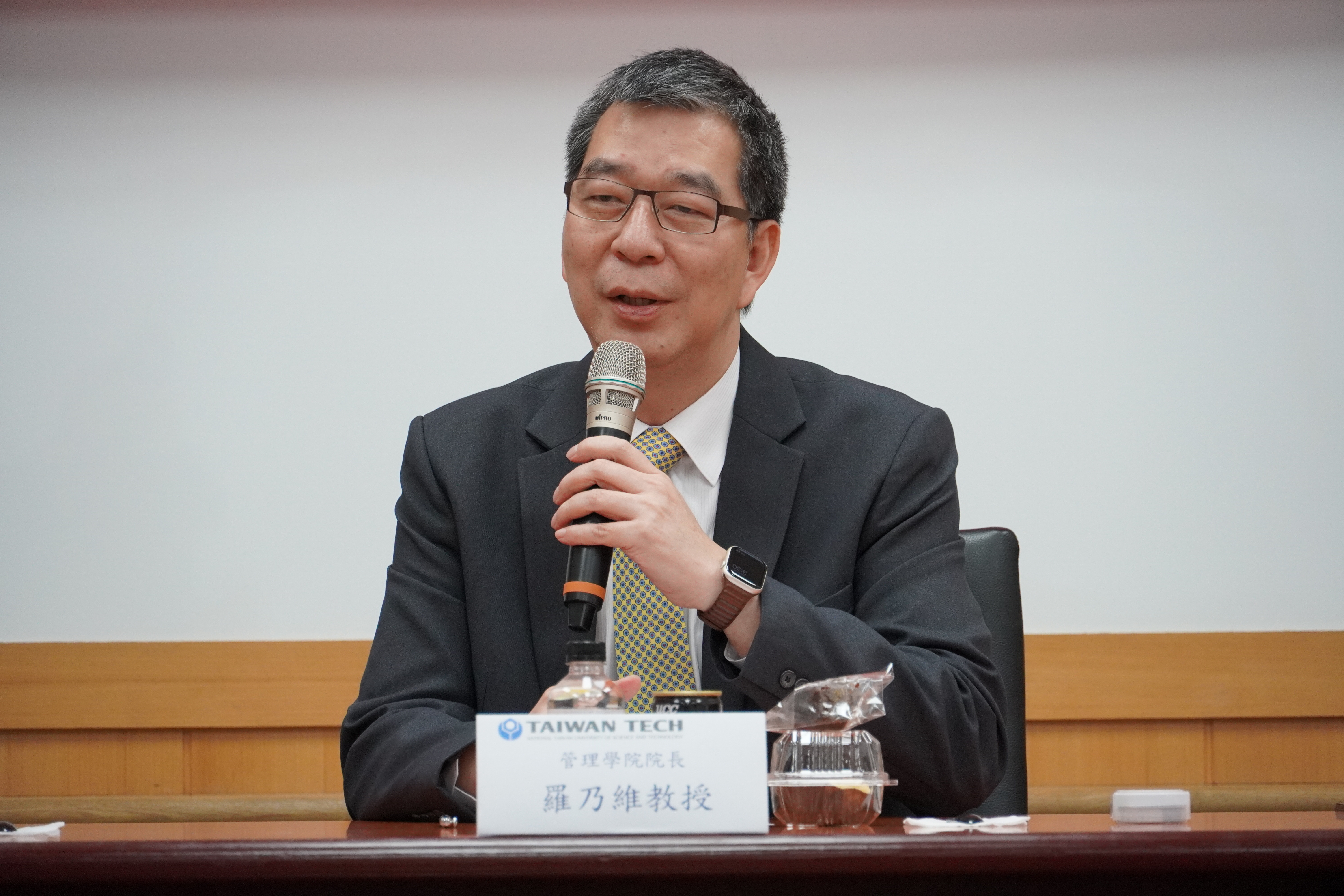 臺科大管理學院院長羅乃維致詞。