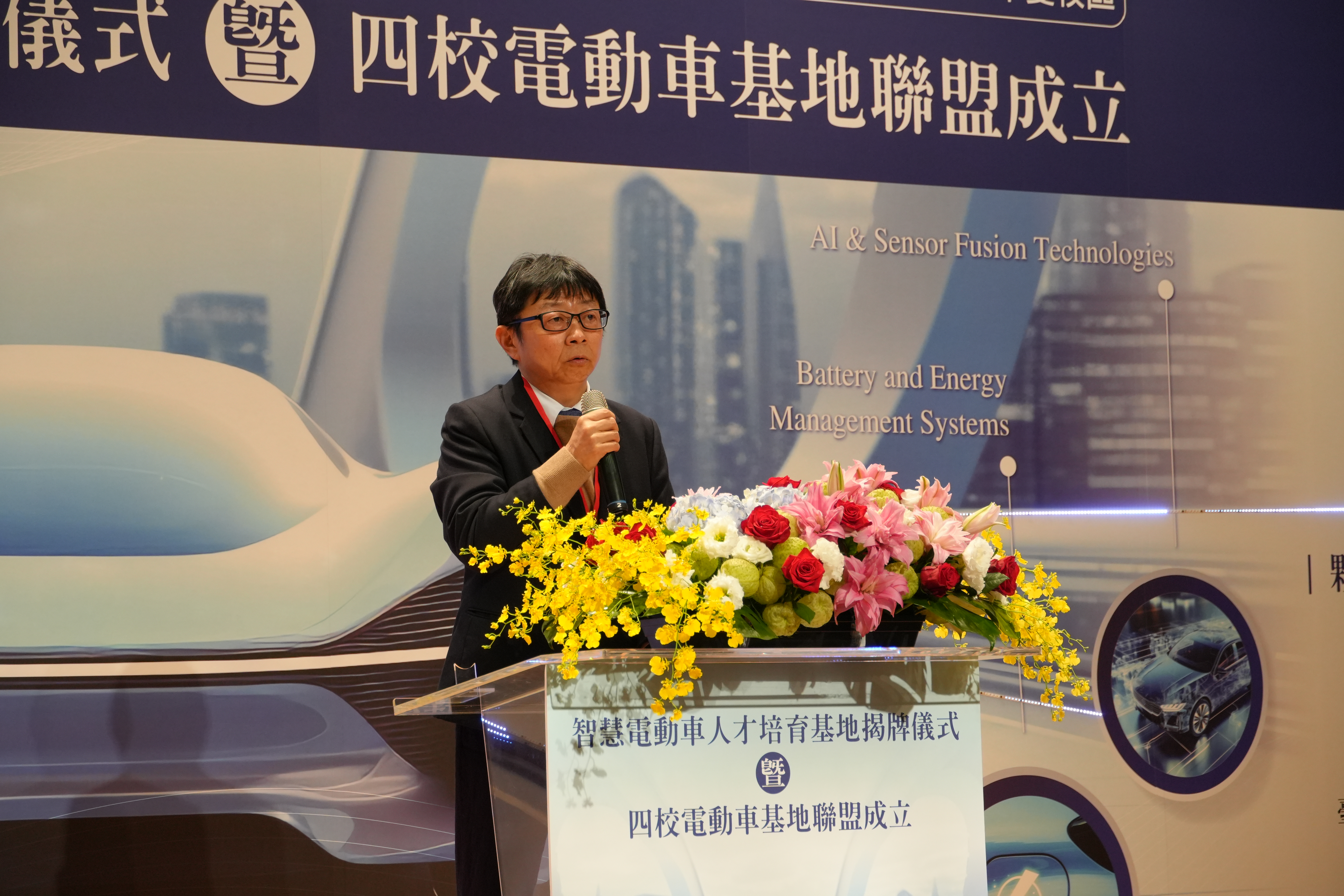 臺科大校長顏家鈺致詞。