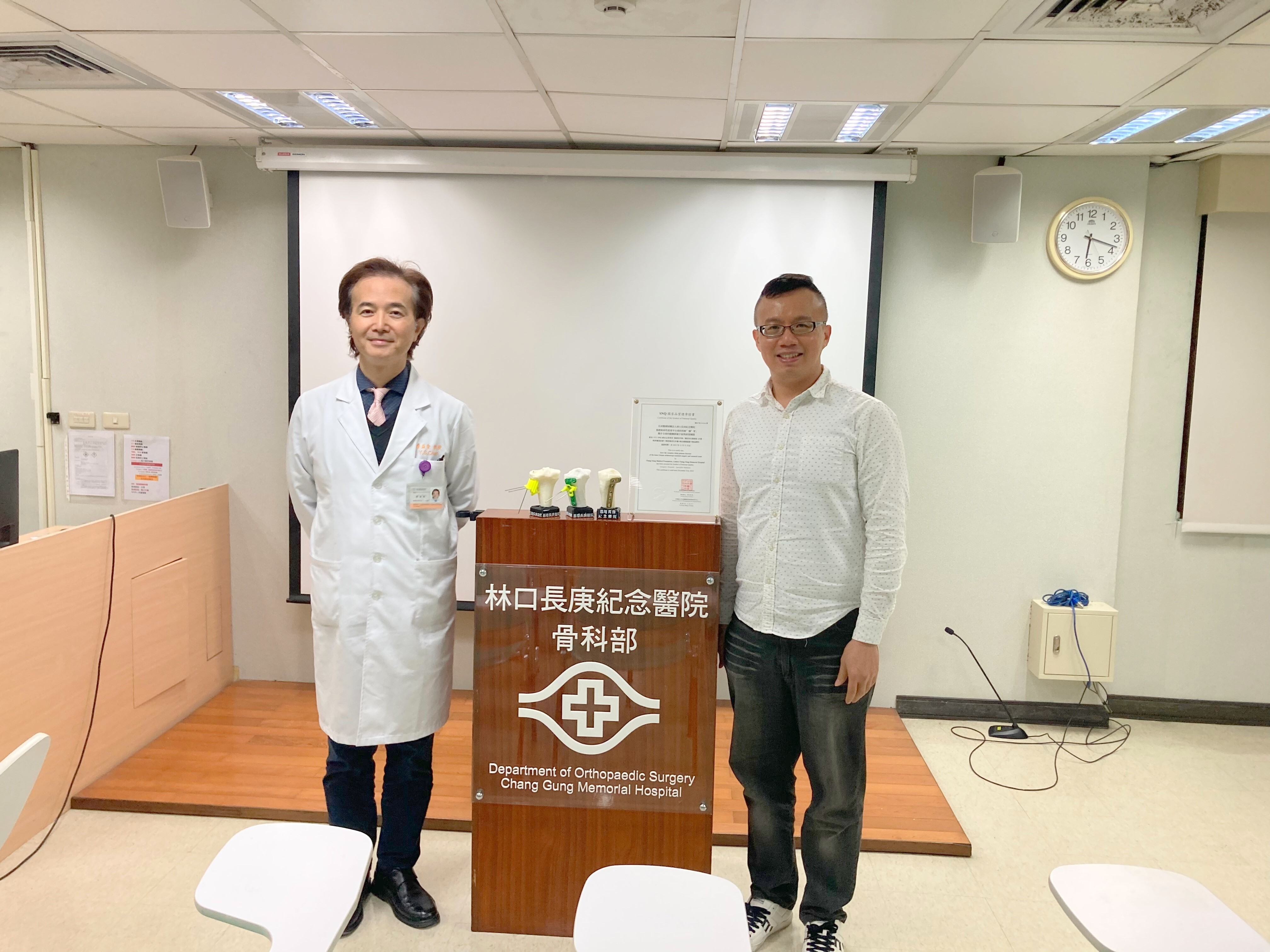 基隆長庚副院長詹益聖教授(左)與臺科大高速3D列印研究中心許啟彬助理教授(右)