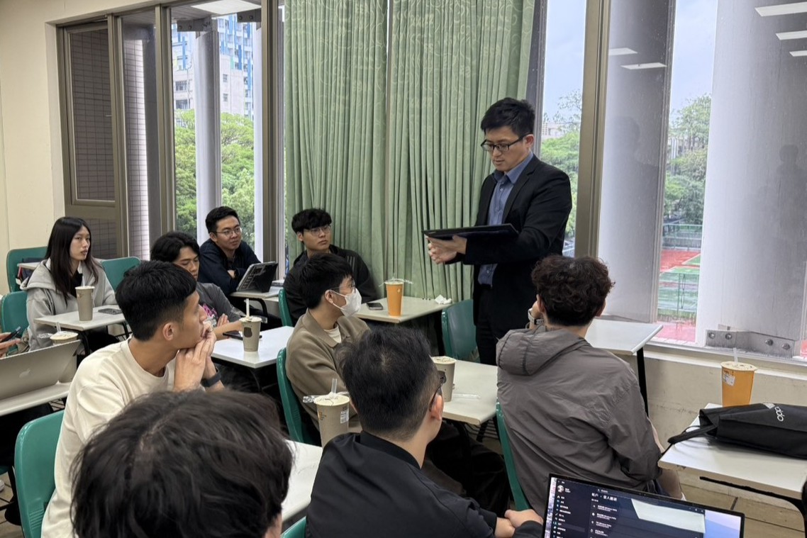 文曄科技派出10位來自FAE、Sales及HR等不同部門主管與資深同仁授課並指導期末專案。