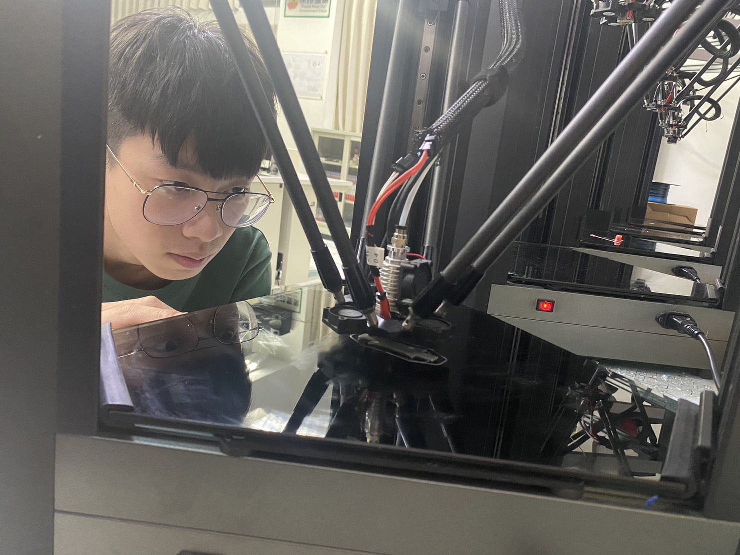 國際技能競賽的命題包含:3D實體模型、工程圖、影像圖、動畫、鋼構熔接、鈑金展開、實物測繪、設計變更及3D列印等。圖為劉冠緯使用3D列印機將自己設計的零件打印出來。
