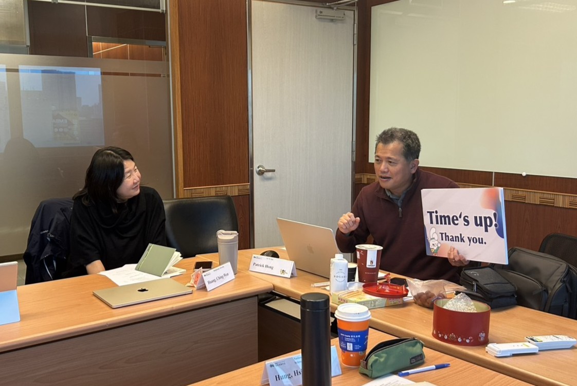 UC Irvine教授Patrick Hong (右)與參訓教師(左)分享雙語教學經驗。