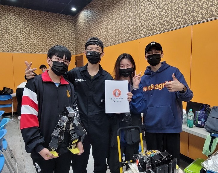 全國二足機器人競賽是林睿杰(左1)的第一場比賽，即獲得佳績。