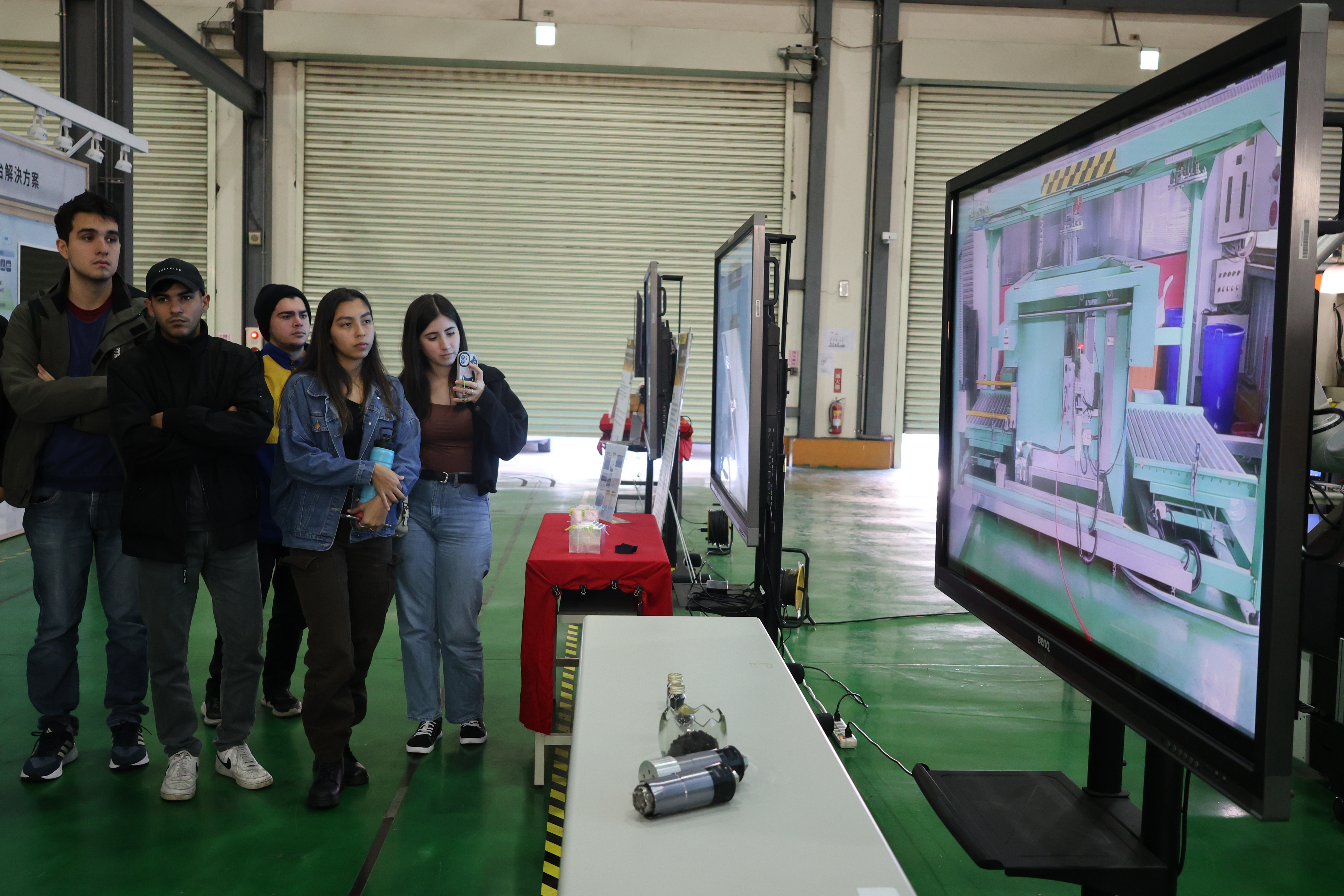 數位雙生系統透過即時數據監控與精準模擬實體系統及生產流程，可大幅提升生產效率與準確性，實現技術的完全自動化。