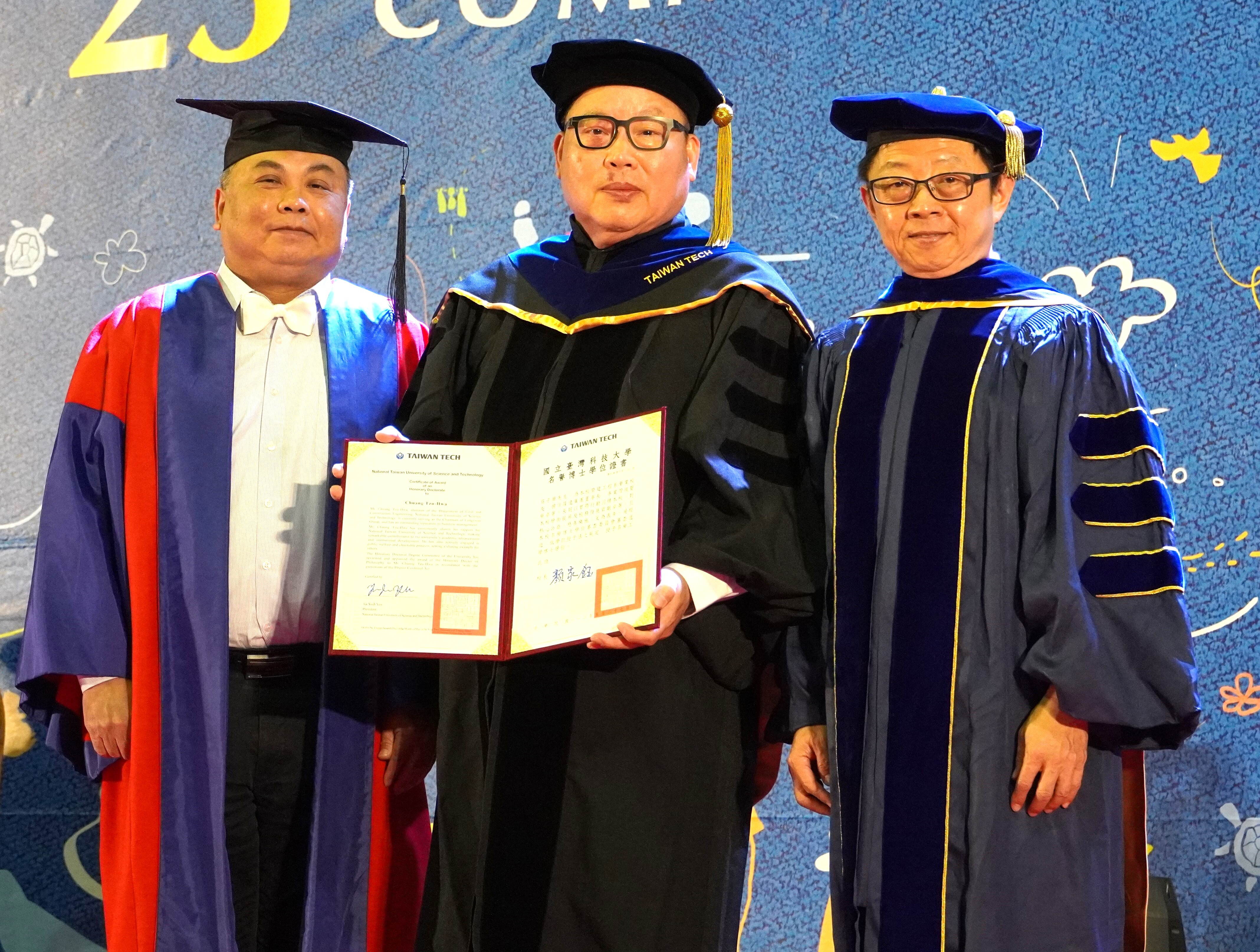 臺科大頒授隆遠集團董事長莊子華(中)名譽博士，右為校長顏家鈺，左為工程學院院長陳明志