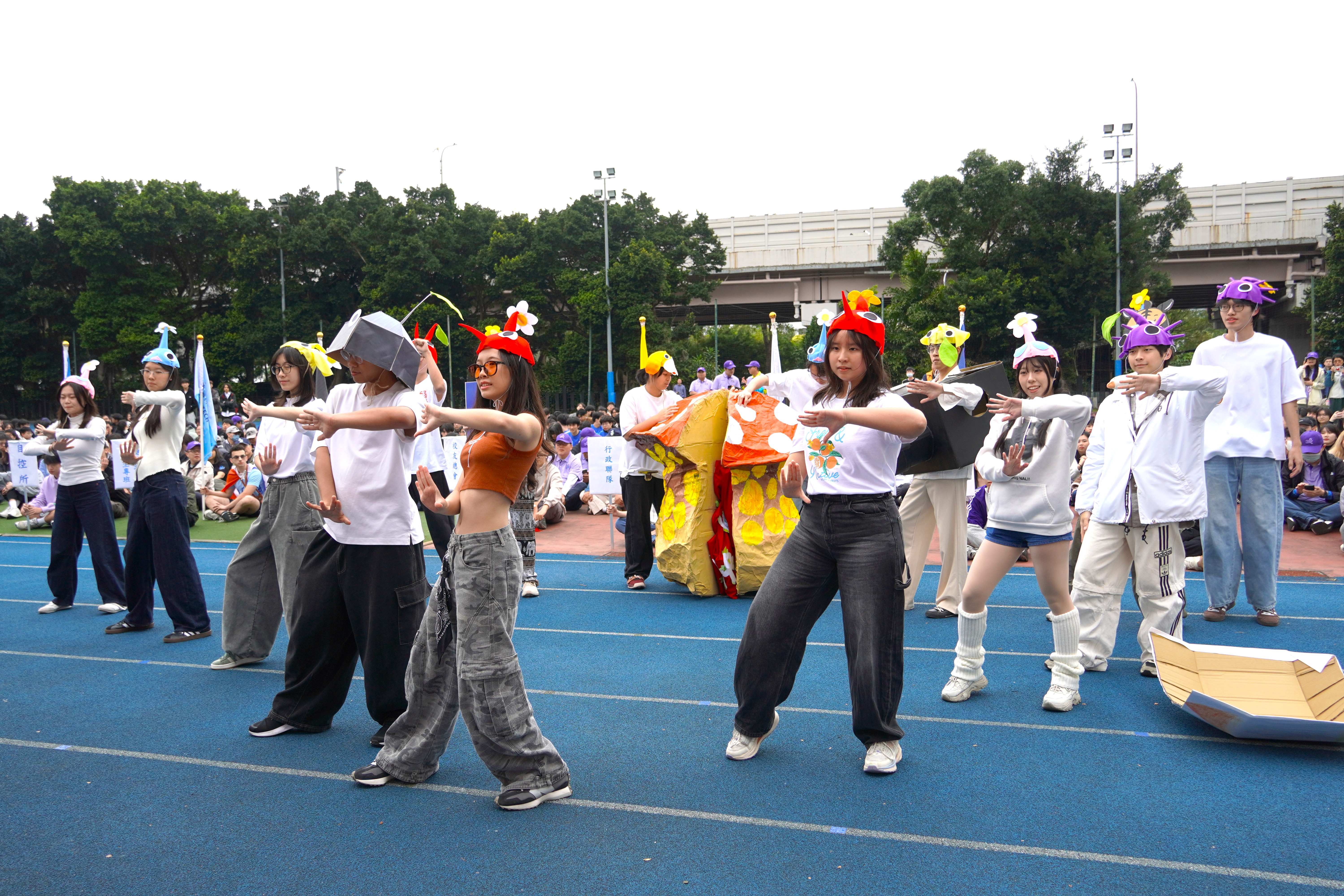 設計系結合當紅手機遊戲「皮克敏」，帶來充滿創意與活力的舞蹈表演。