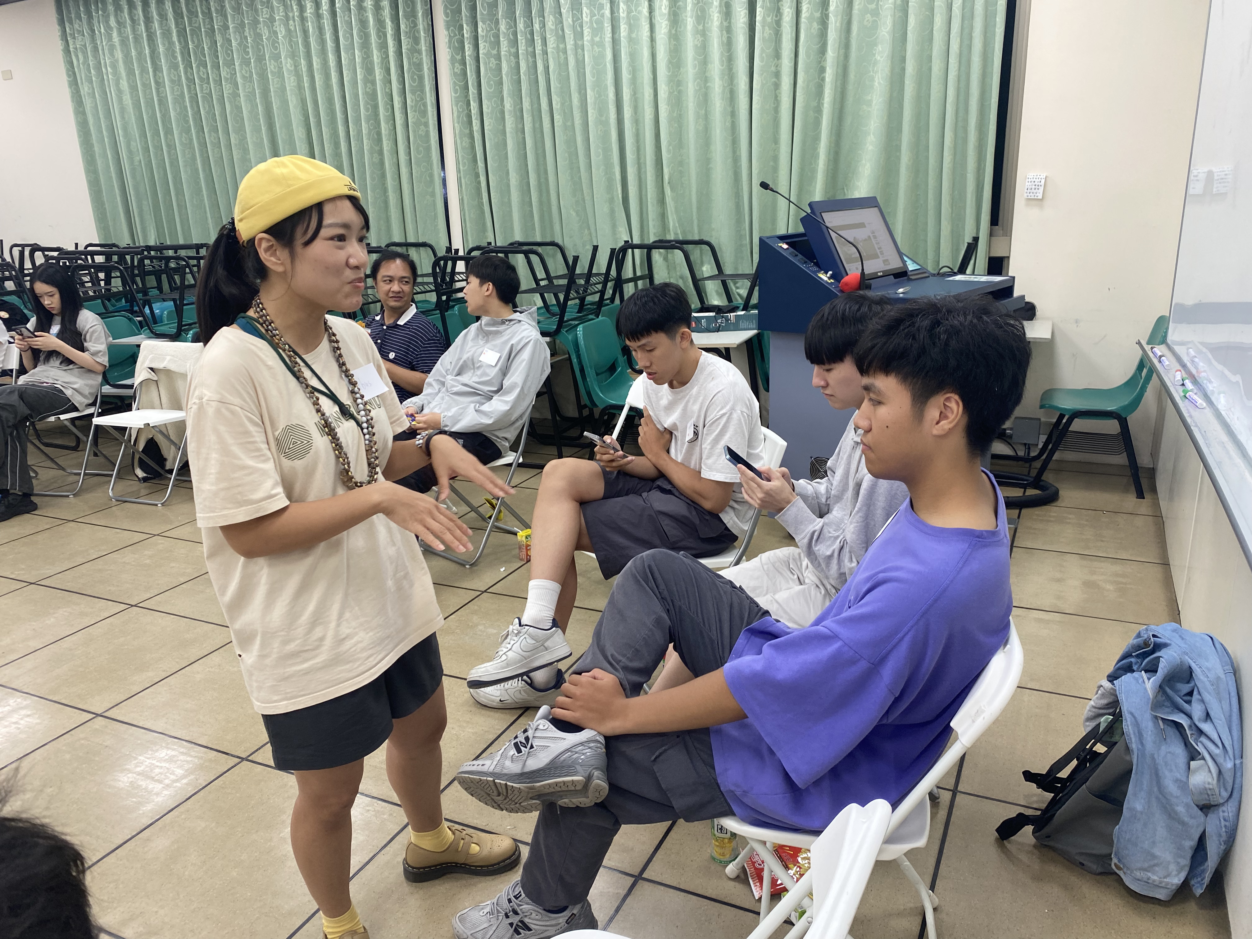 講師鄭儀君(左)表示，大約有一半學生同意「身份會影響生活」，但也認為自己有改變生活的主權。