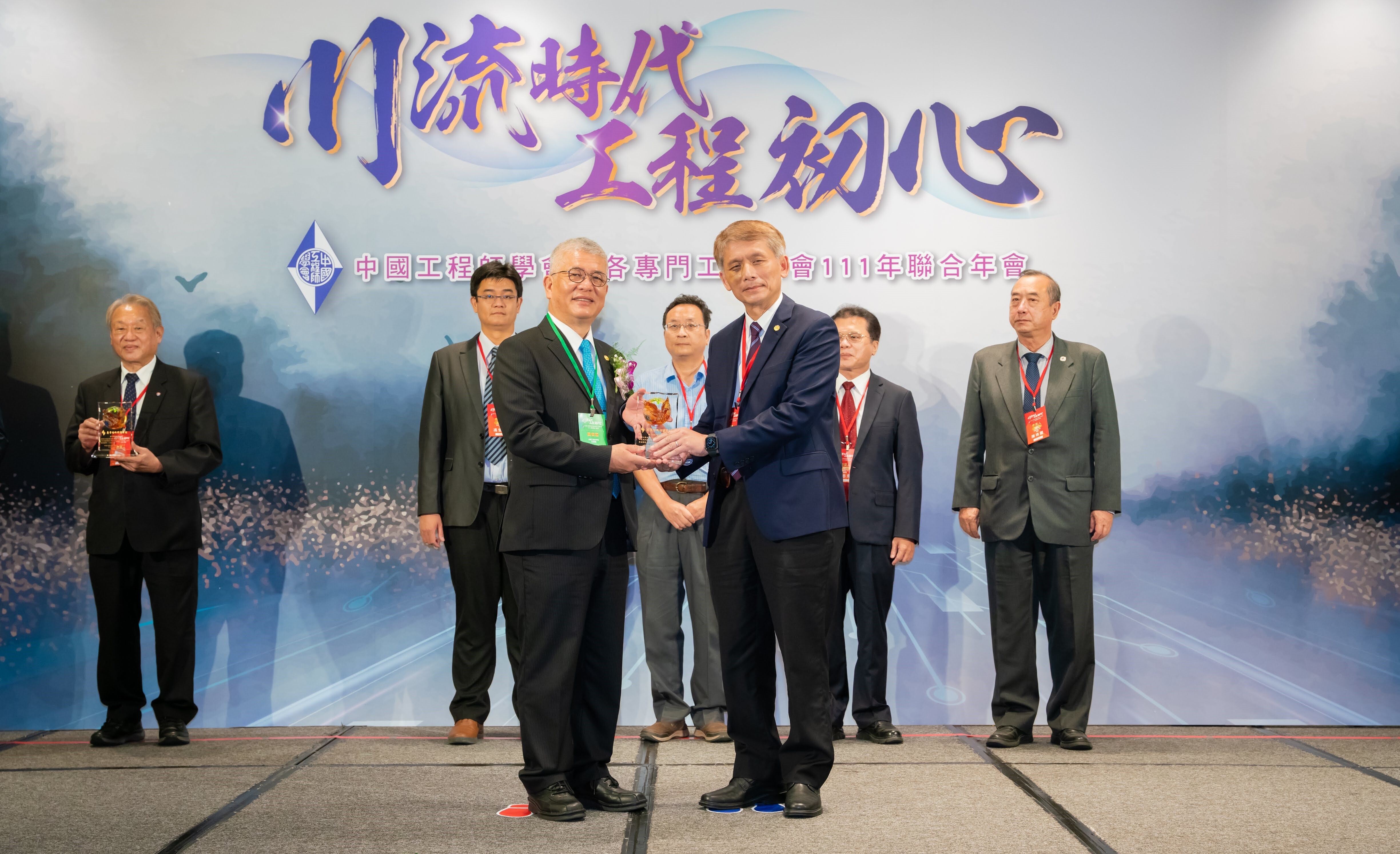 本校榮獲中國工程師學會產學合作績優單位，楊成發產學長(右)代表領獎