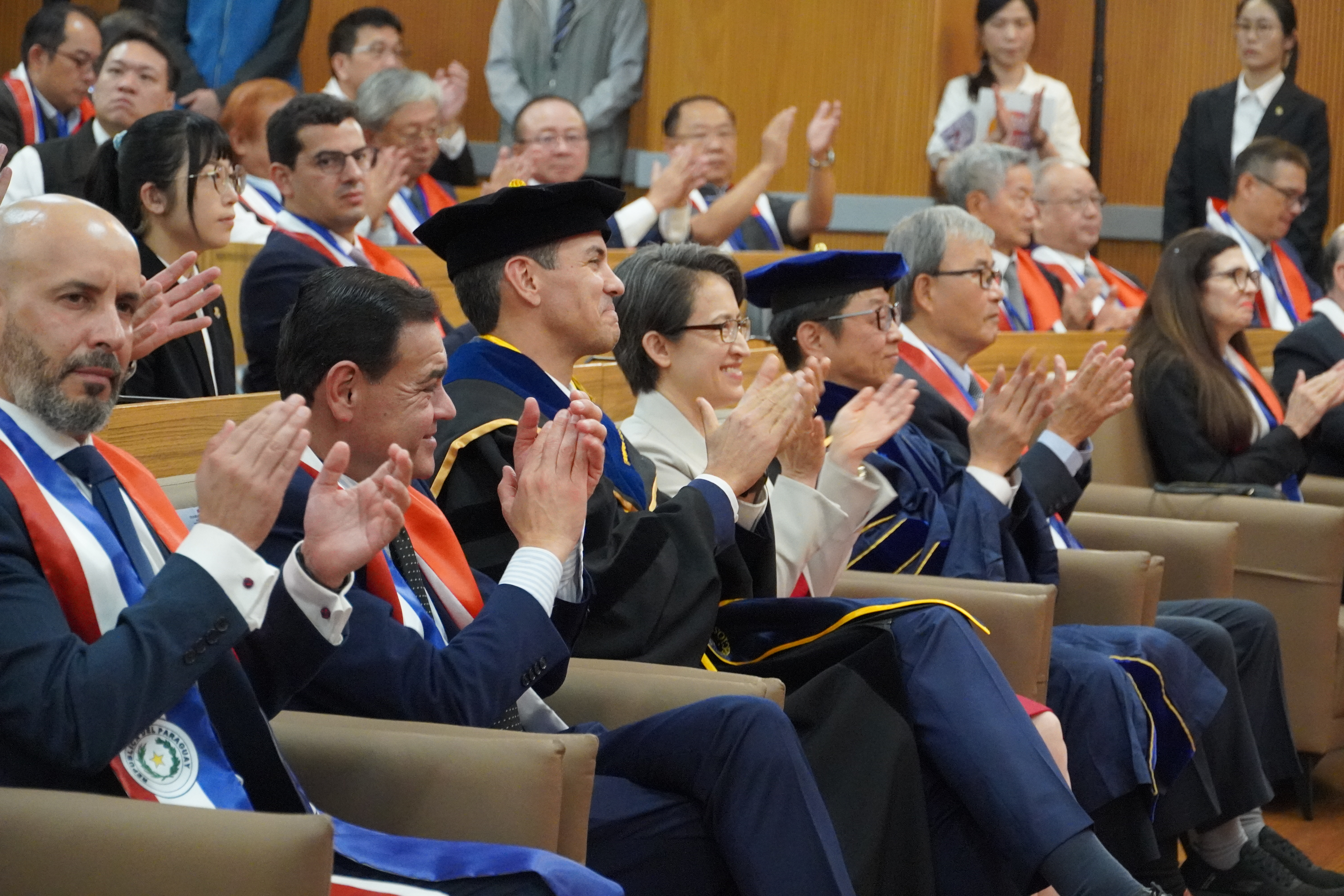 貝尼亞總統名譽博士授予典禮由副總統蕭美琴擔任見證人，教育部長鄭英耀、巴拉圭外交部長拉米雷斯及臺巴科大校長杜亞德等臺巴重要官員均親臨現場。