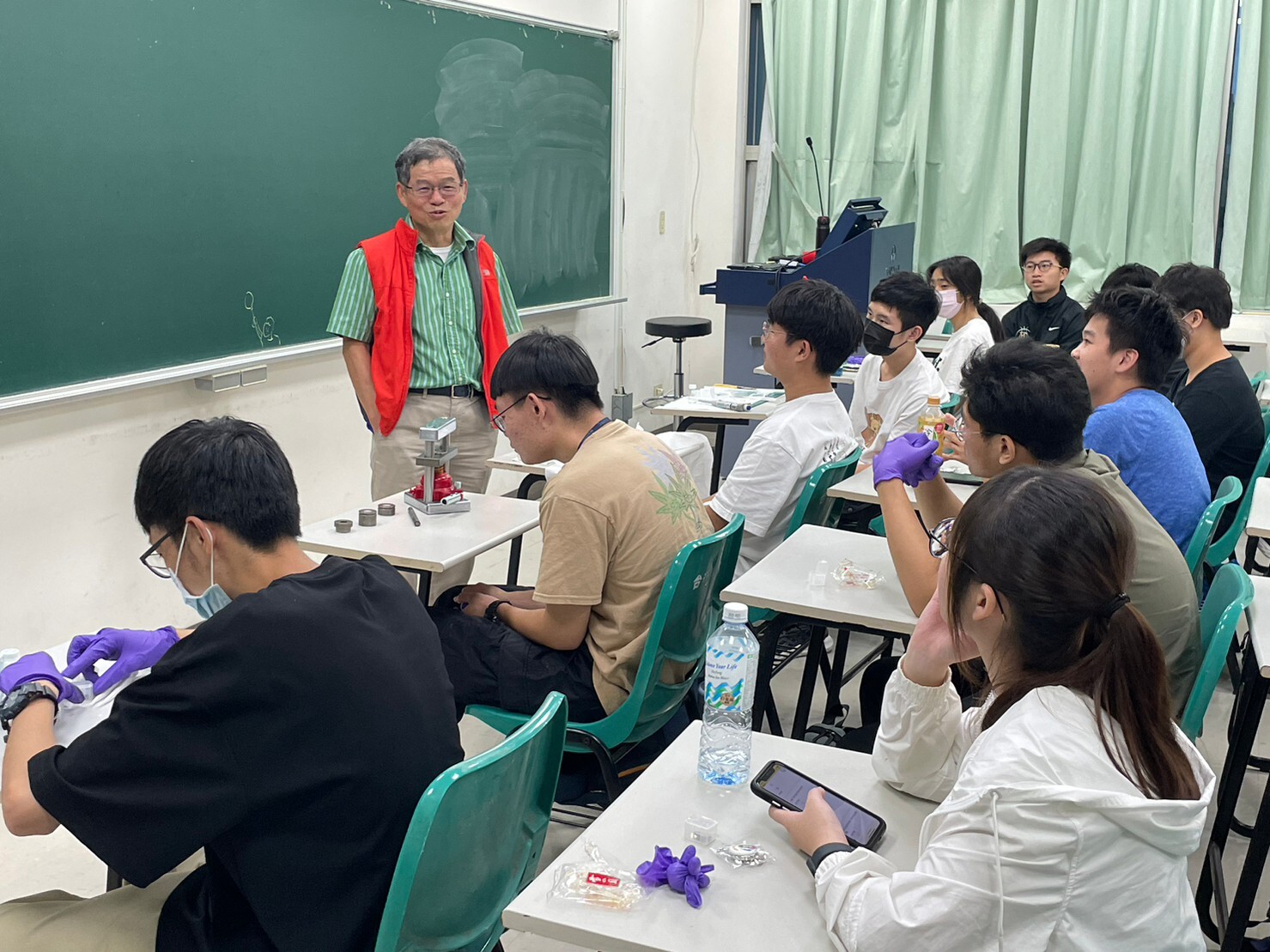 臺科大永續電化學能源發展中心黃炳照教授認為,透過參訪活動可以讓高中生更了解產業,培養出下一代科研種子。