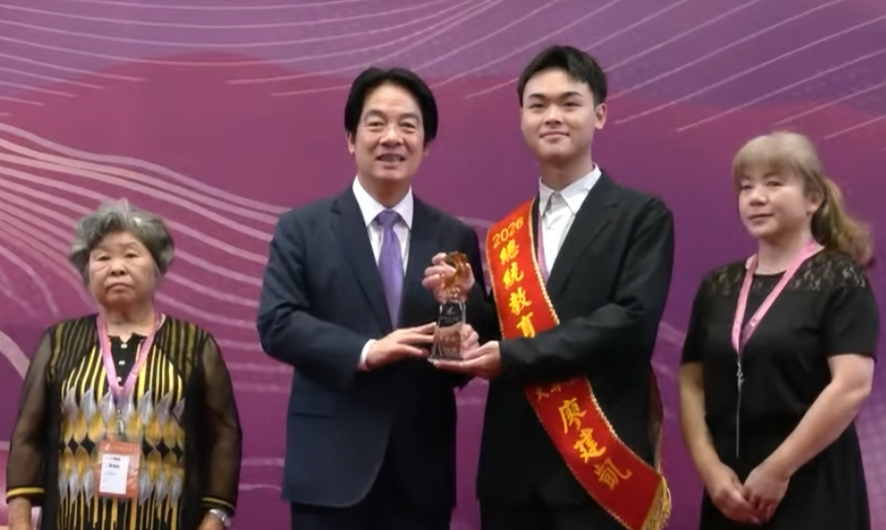 2026年總統教育獎頒獎典禮於總統府舉行,國立臺灣科技大學設計系學生廖建凱(右)獲頒總統教育獎,肯定其突破逆境、勇於追夢的精神。