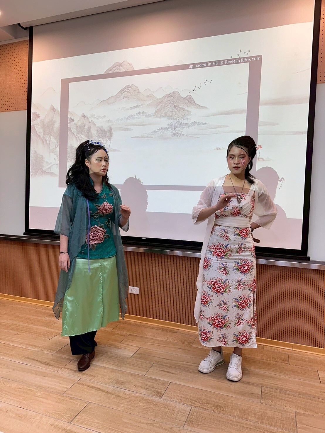 期末成果展演「青白蛇」，同學以略顯青澀卻又誠意十足的客家話唱詞與身段手勢，完成了客家文化的深刻實踐與體驗。