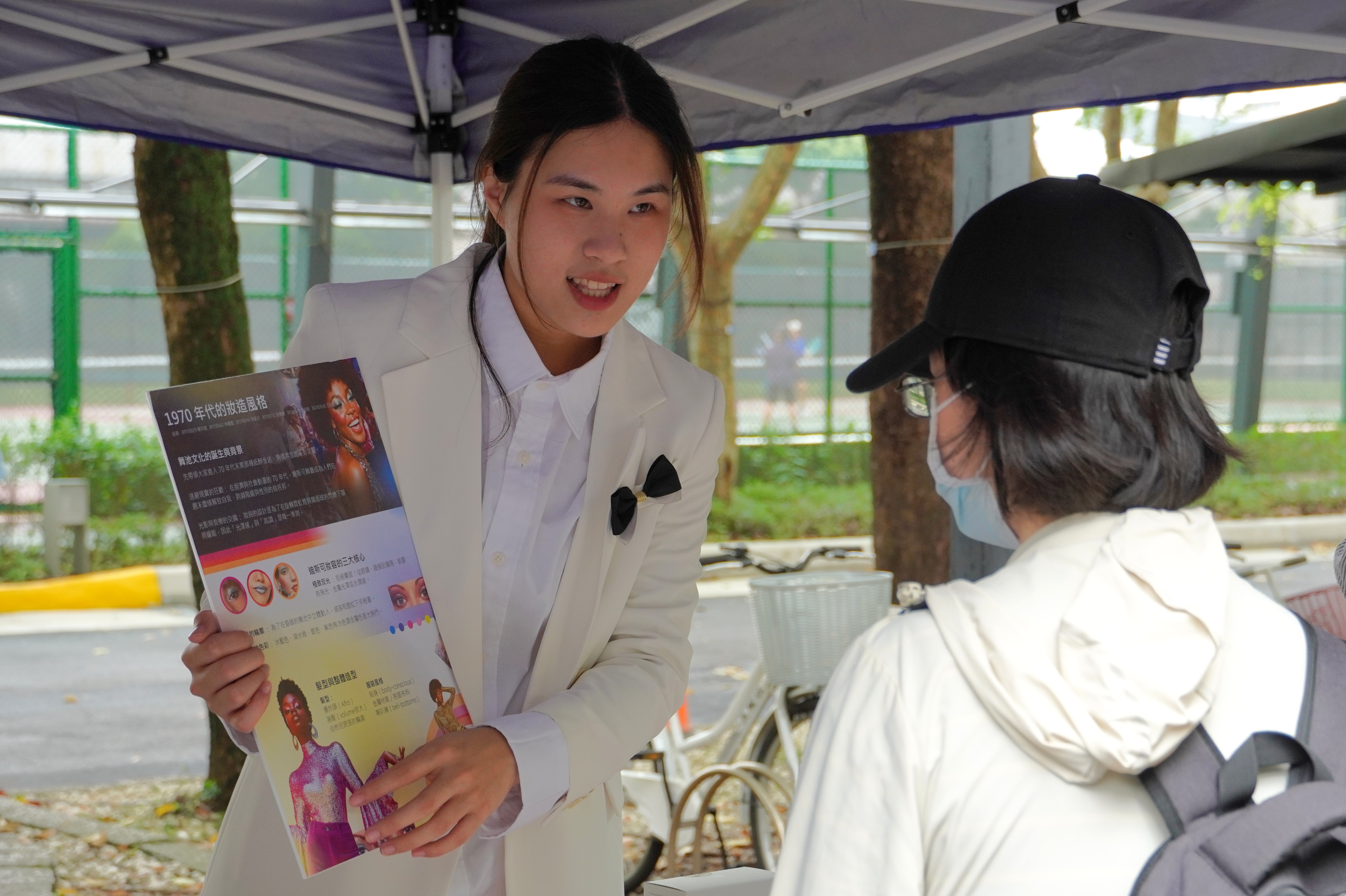 修課同學正在介紹70年代的妝造風格。