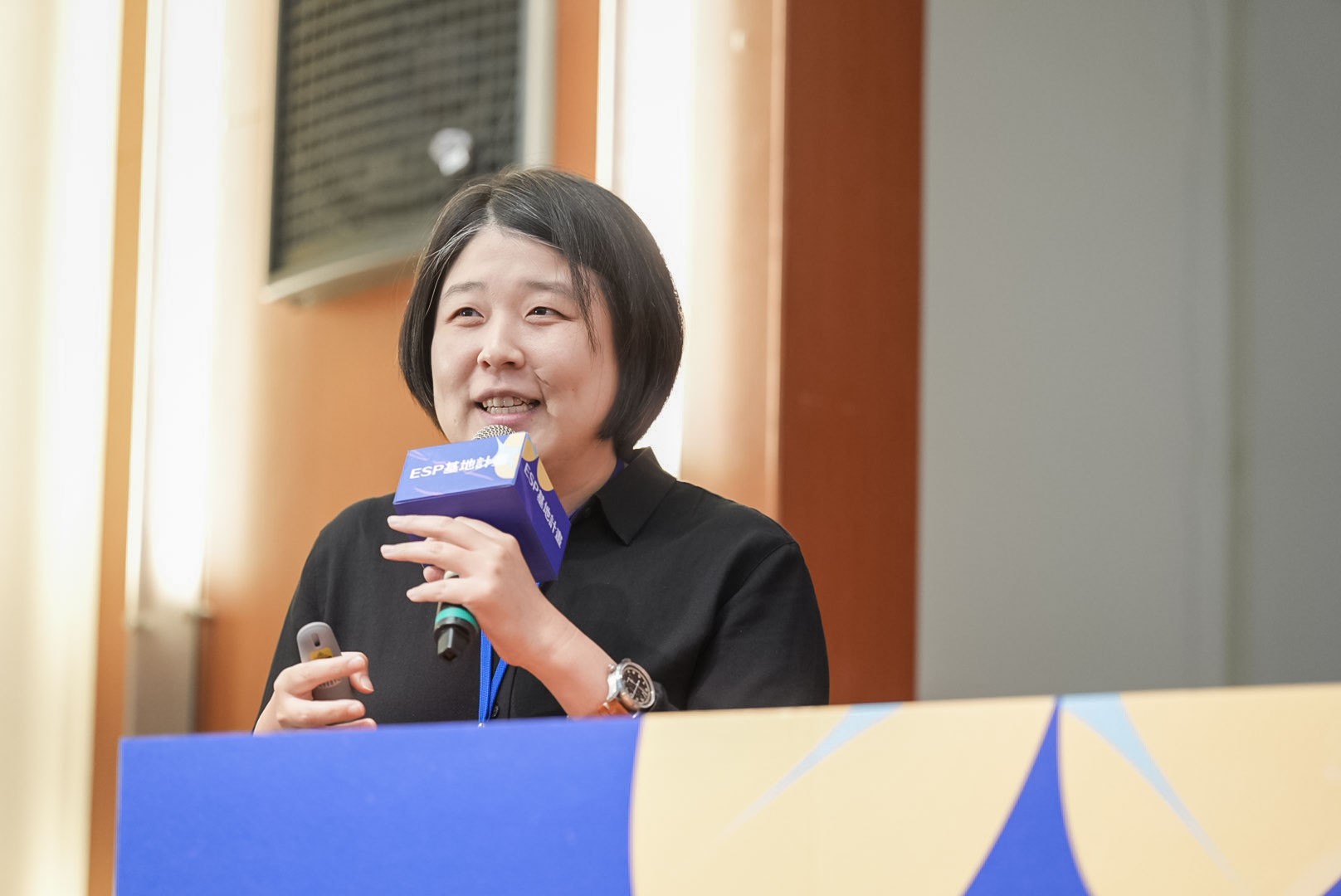 南區工作圈成員高科大雙語教育推動中心主任張芷瑄分享與工程及水產海洋科技領域的校友訪談過程中所蒐集到的職場現況及困境。