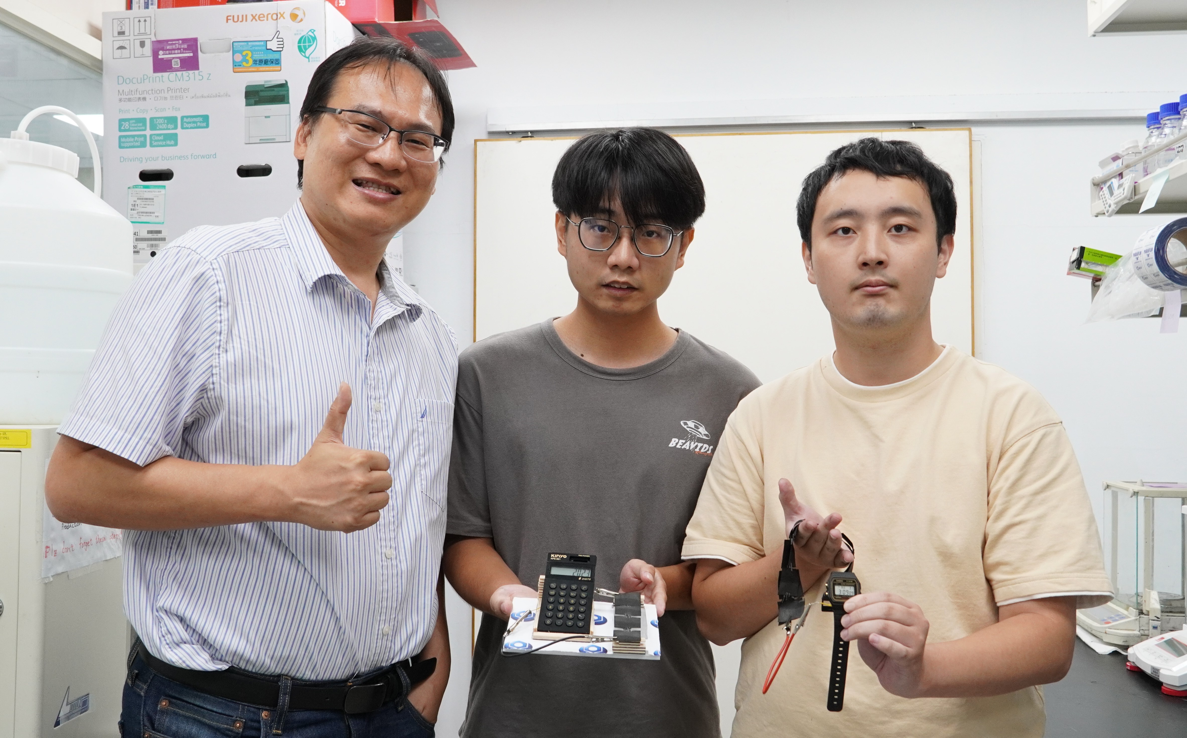 葉禮賢教授率領臺科大團隊榮獲2023未來科技獎。左起:葉禮賢教授、馬崧皓、白淇漢。