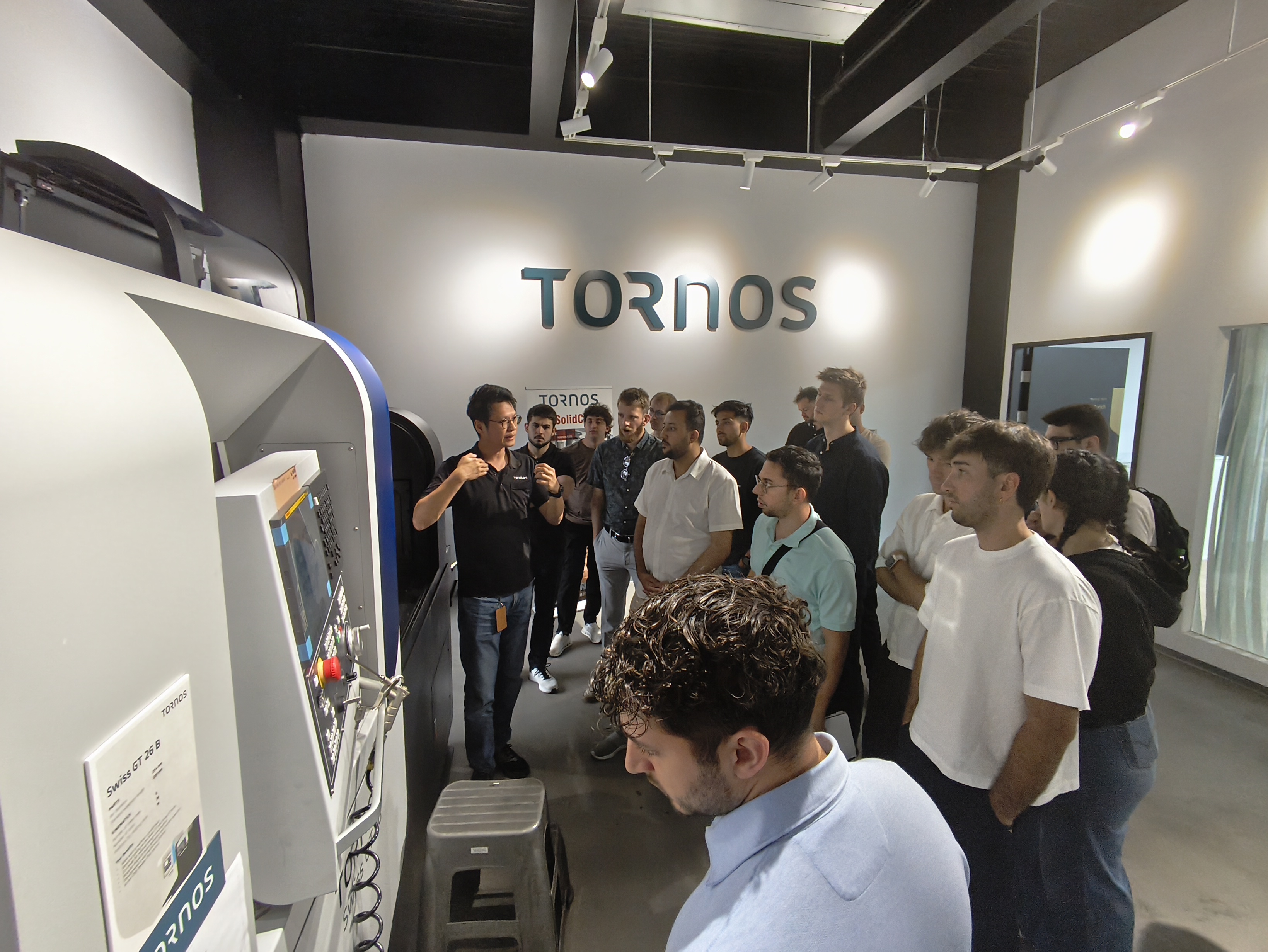 研習營團隊走訪瑞士精密製造企業 Tornos 在臺中后里的據點,實地觀摩高階走心式車床工具機運作,並與產業專家交流臺瑞雙方在技術與管理思維上的磨合與跨國合作。