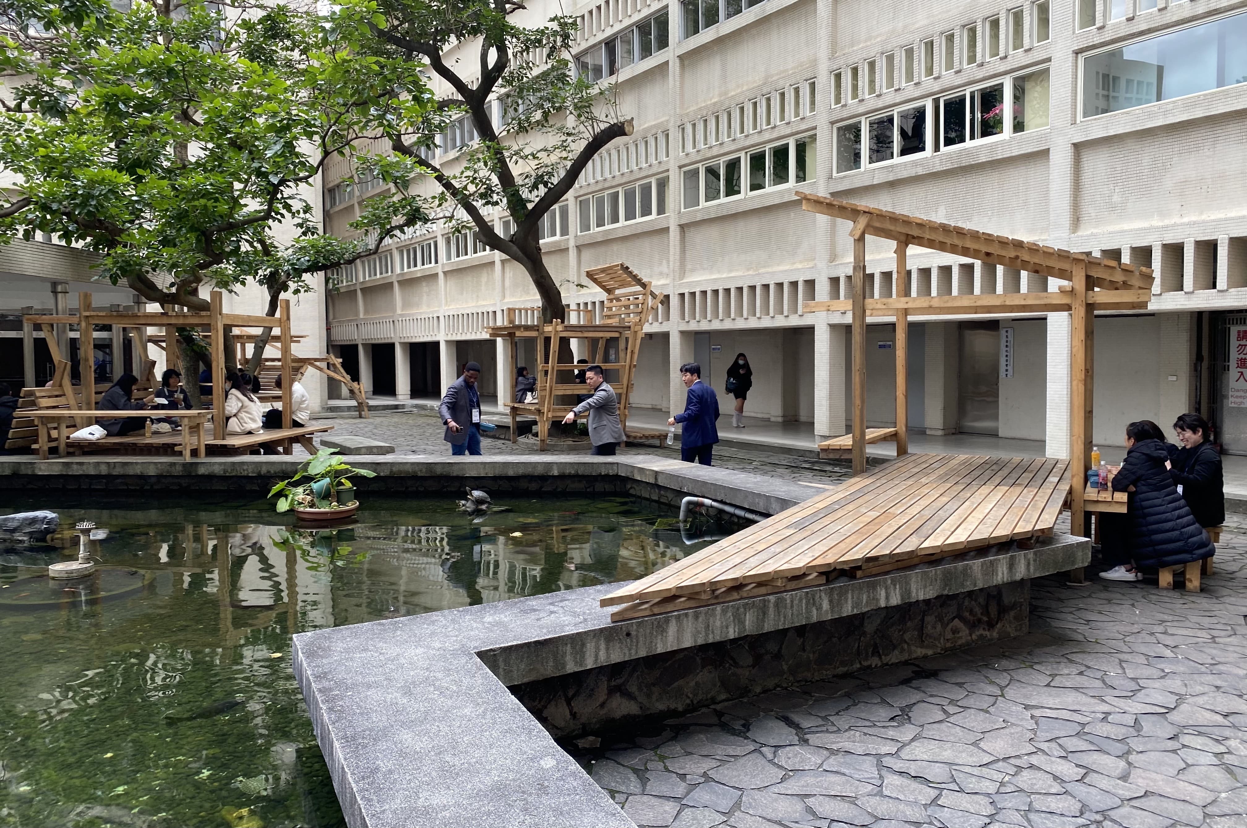 臺科大建築系「校園環境改造實務」課程實作木構地景家具藝術。