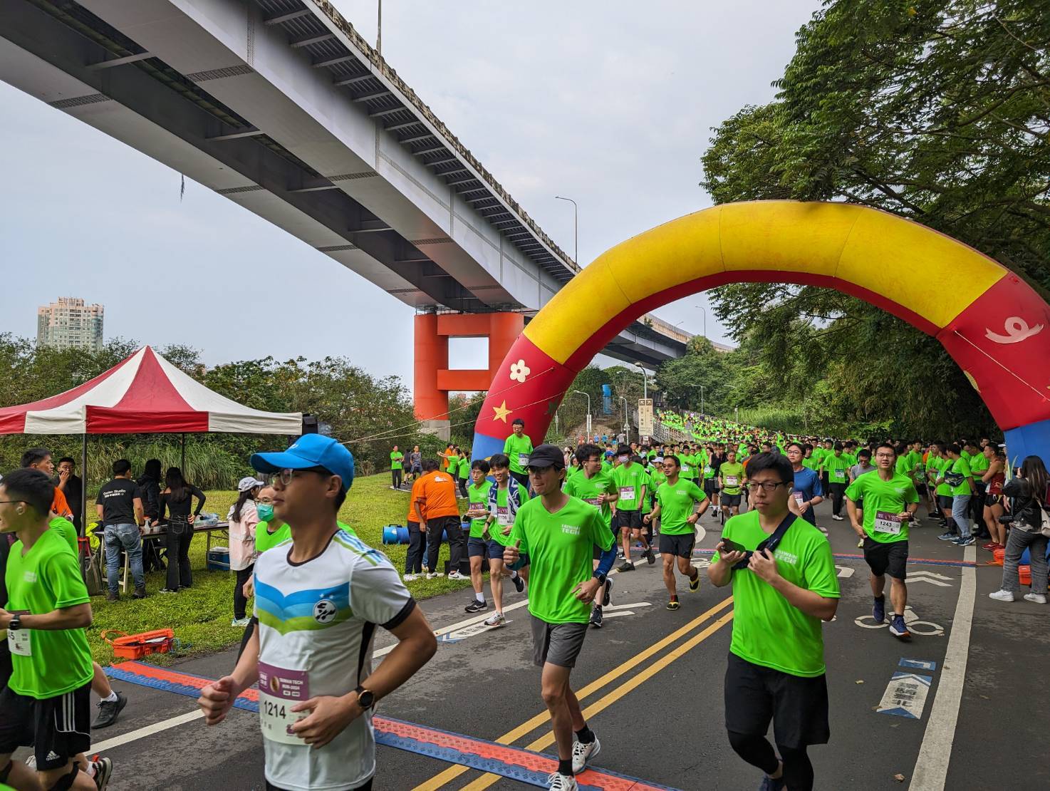 The Taiwan Tech’s Health Run event kicked off on March 16th, attracting approximately one thousand faculty, staff, students, and alumni who enthusiastically participated.