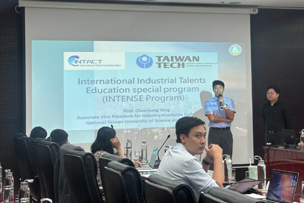 臺越基地計畫主持人、臺科大副產學長楊朝龍在越南峴港投資促進支援中心舉辦新型專班獎學金計畫說明會,現場吸引約80名學生、教師和家長參加。