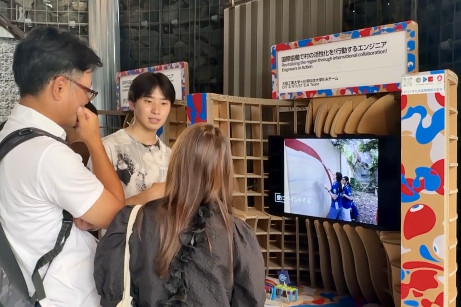 展區播放多國場域的行動紀錄影片,讓民眾看見學生如何在陌生的文化環境中以工程技術、設計思考與團隊合作解決在地問題,凸顯行動工程師培育計畫「以知識轉化行動、以行動創造改變」的精神。