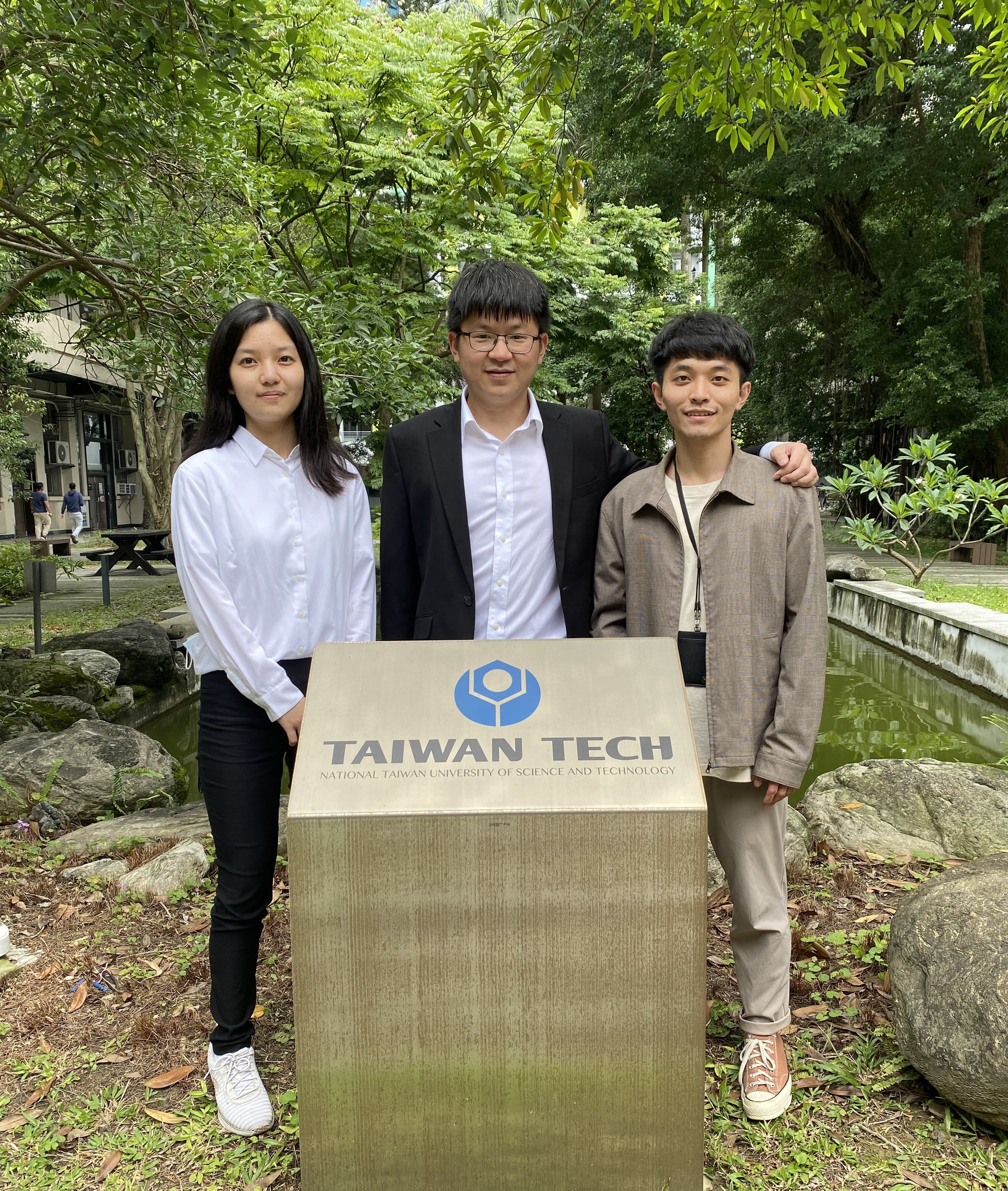 臺科大蔡秉均教授(中)指導吳翊慈(左)外,碩二曾啟恩(右)亦獲選美國化學年會(ACS)全英口頭演講,將於今年8月前往美國公開演講。