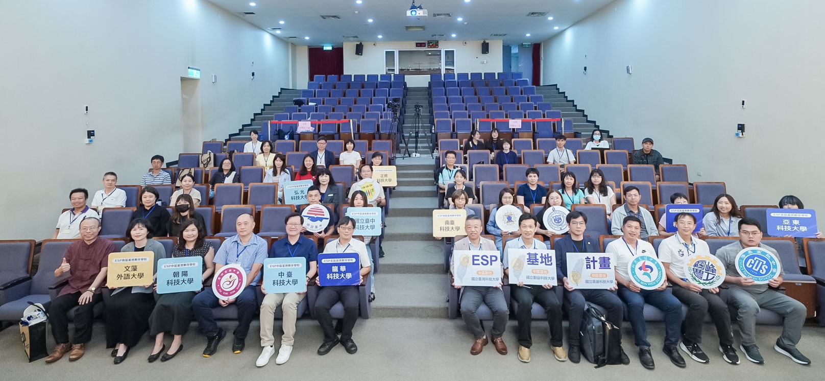 「ESP職場情境論壇暨基地成立大會」邀請工作圈夥伴學校及高中職師長及貴賓蒞臨,期望雙語教學能量從高教端向下扎根,持續擴散。